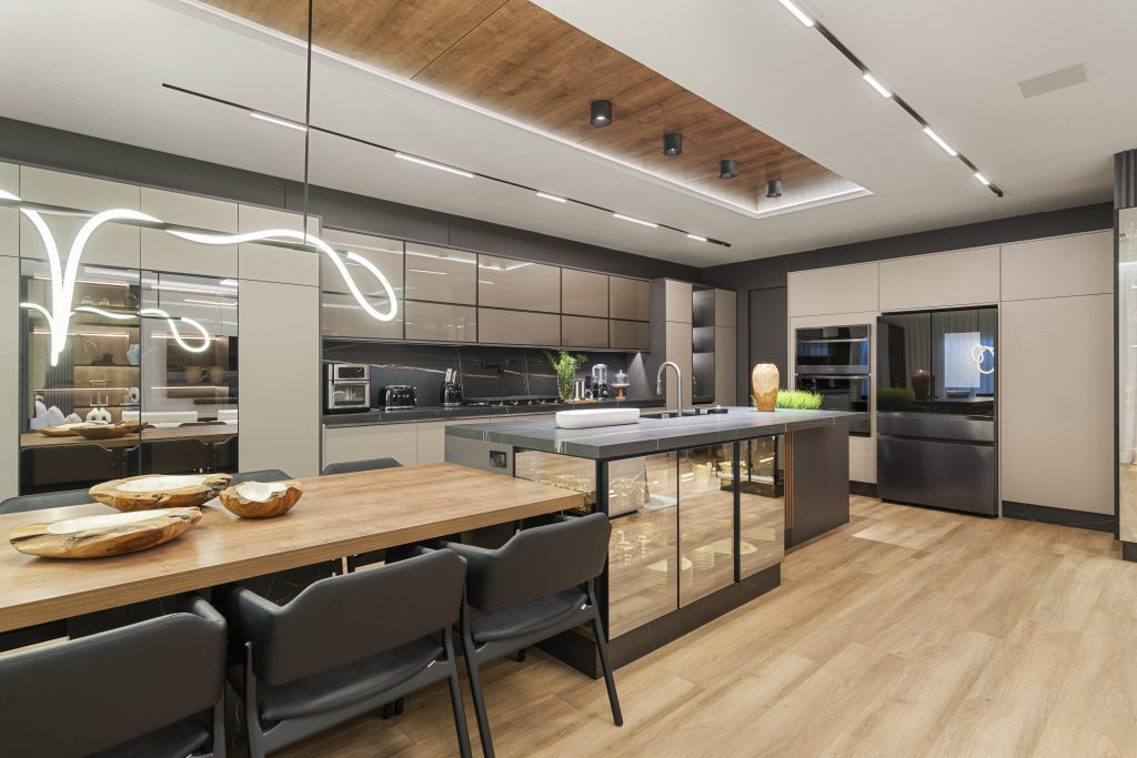 cozinha norte americana com ambientes personalizados de luxo. Portas em espelho fumê, 