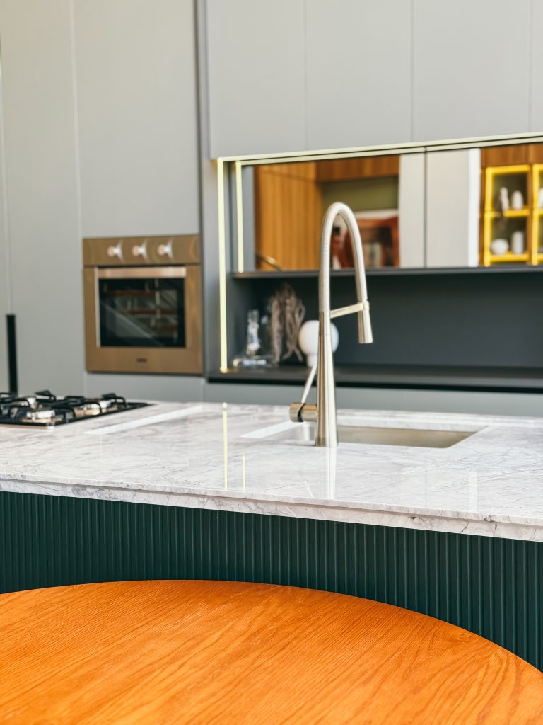 Cozinha com detalhe painel ripado - linha Rillen - cozinha verde com cinza