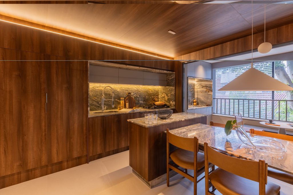 móveis para cozinha planejada com madeira escura, com ilha integrado com varanda e living