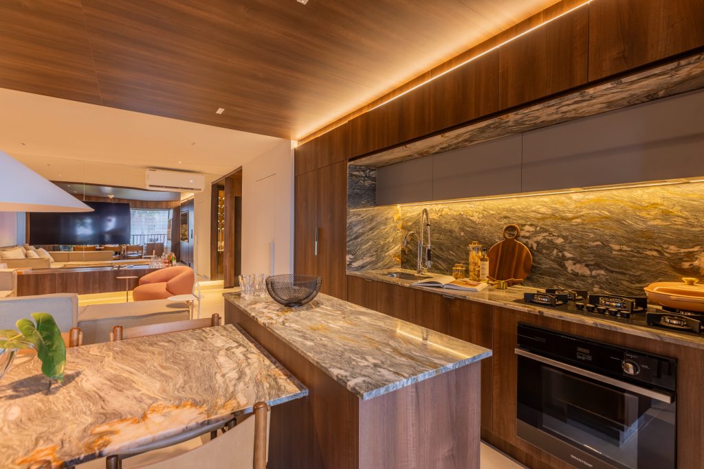 móveis para cozinha planejada com madeira escura, com ilha integrado com varanda e living