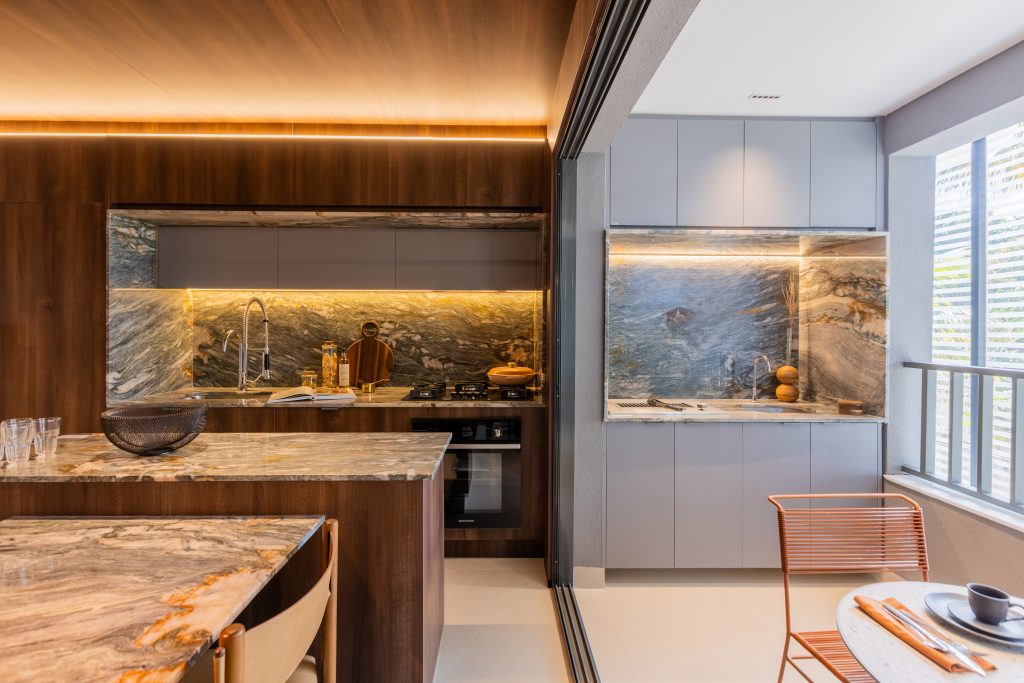 Cozinha de alto padrão integrada com varanda gourmet