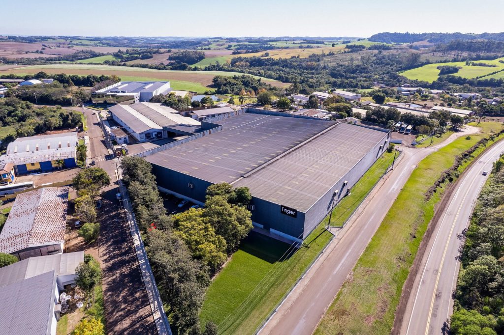 foto aérea do parque fabril da Finger Ambientes Personalizados, planta industrial com mais de 40mil m² em Sarandi no RS produzindo móveis de alto padrão