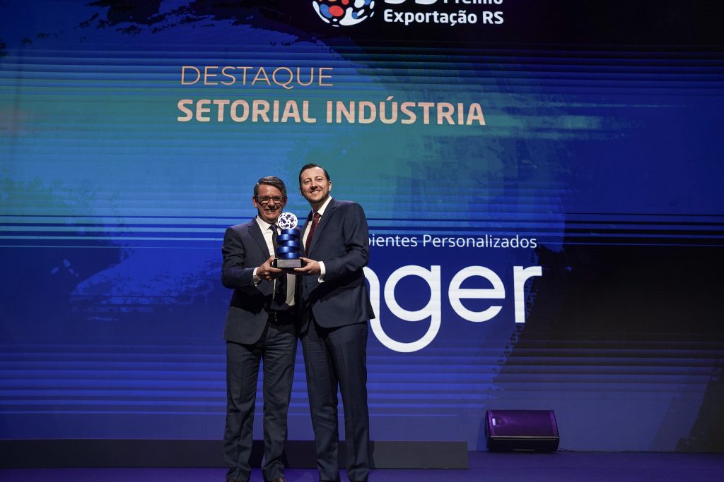 Destaque Prêmio Exportação RS, promovido pela ADVB-RS, Finger Ambientes Personalizados recebe o troféu pelo quarto ano consecutivo.
