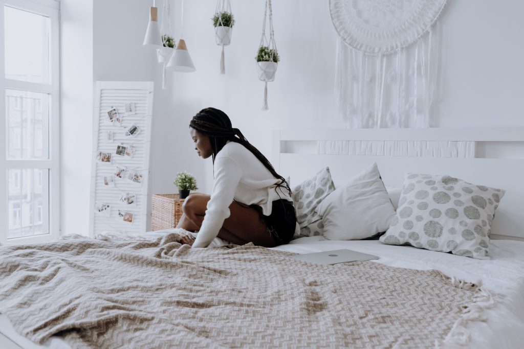 quarto feminino - estilo mininilista - boho chic