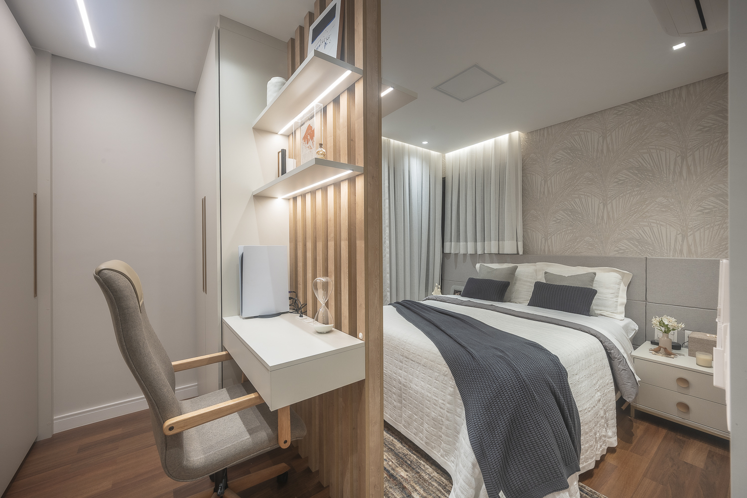 dormitorio casal com penteadeira e home office compacto