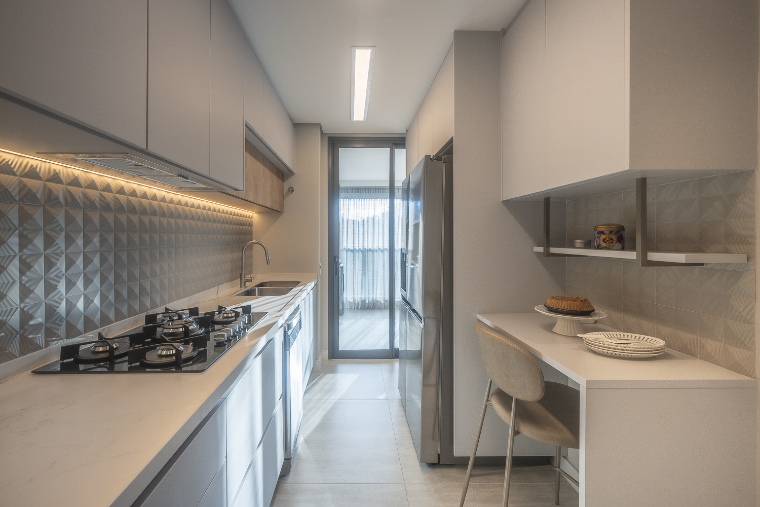 Cozinha paralela com armários iluminados