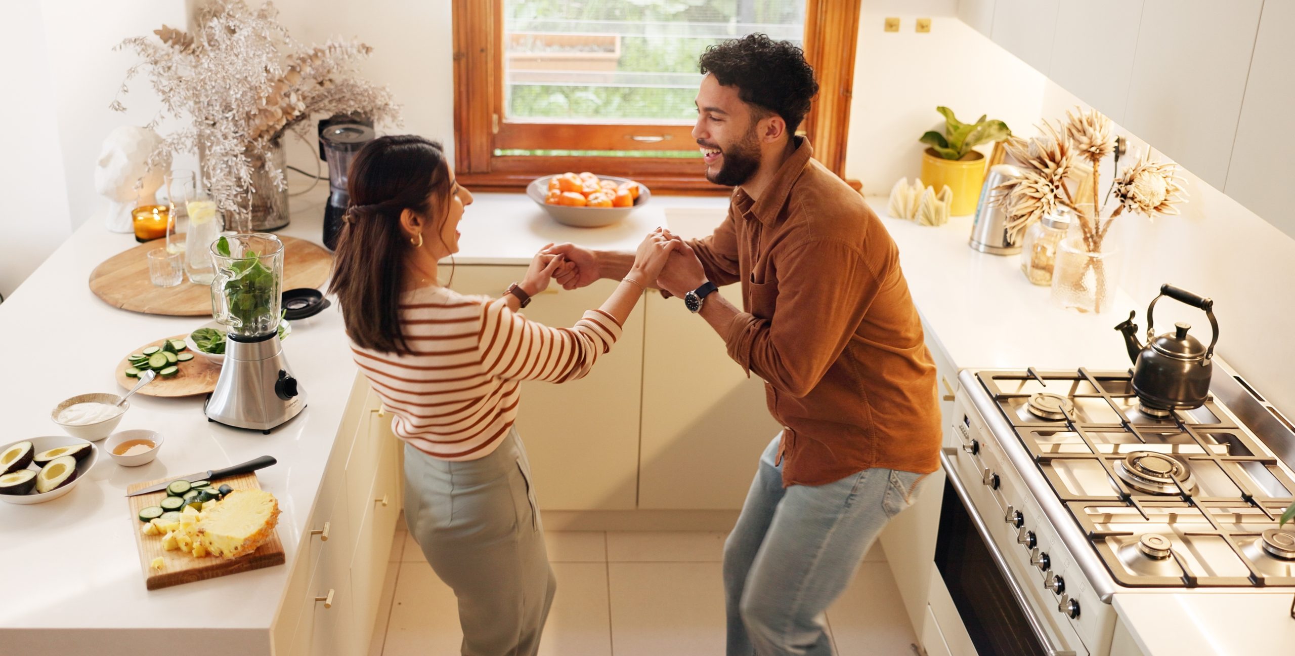 Casal dançando na cozinha - relaxando
