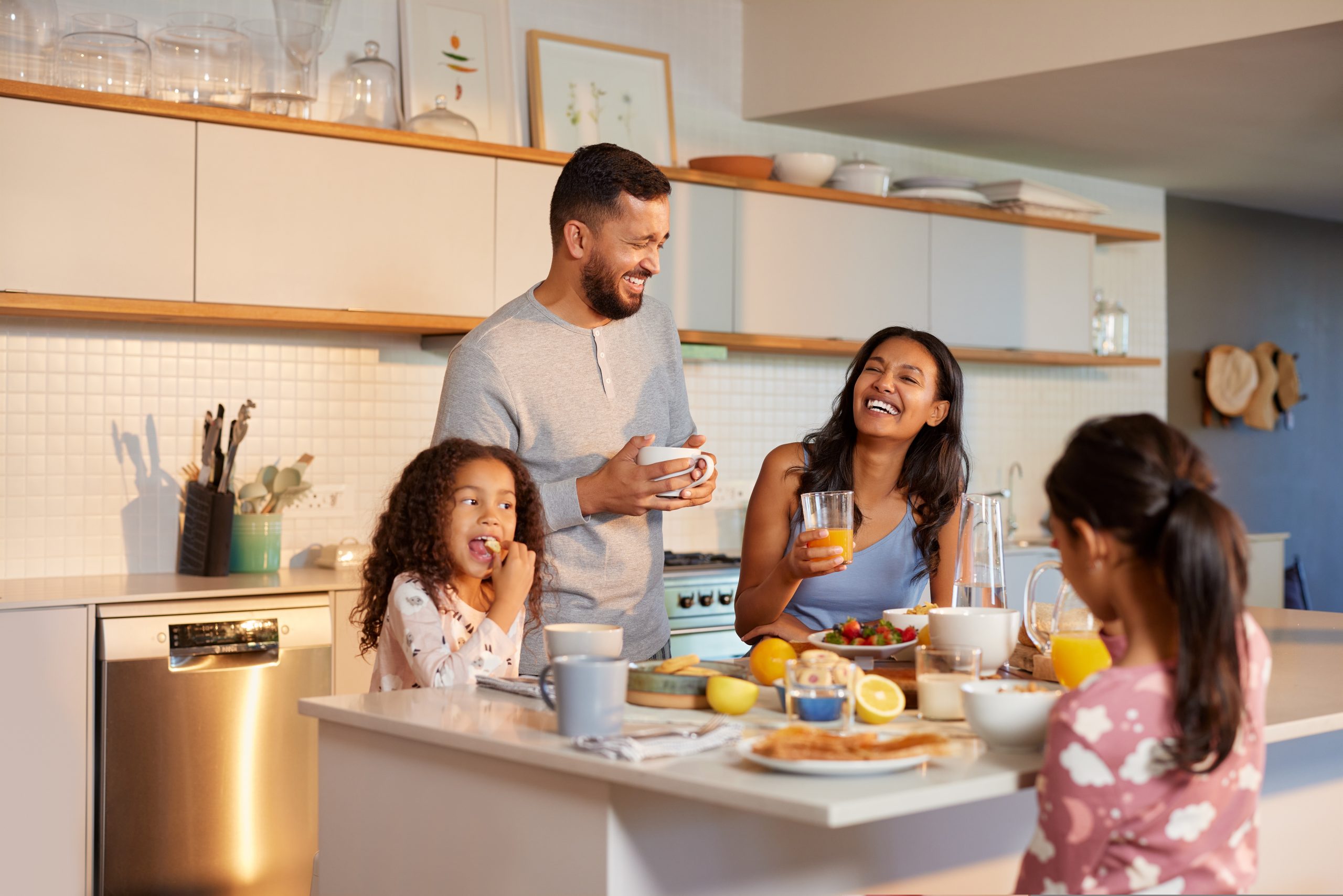 Familia aproveitando um momento de refeição na cozinha - café da manhã - Slow living