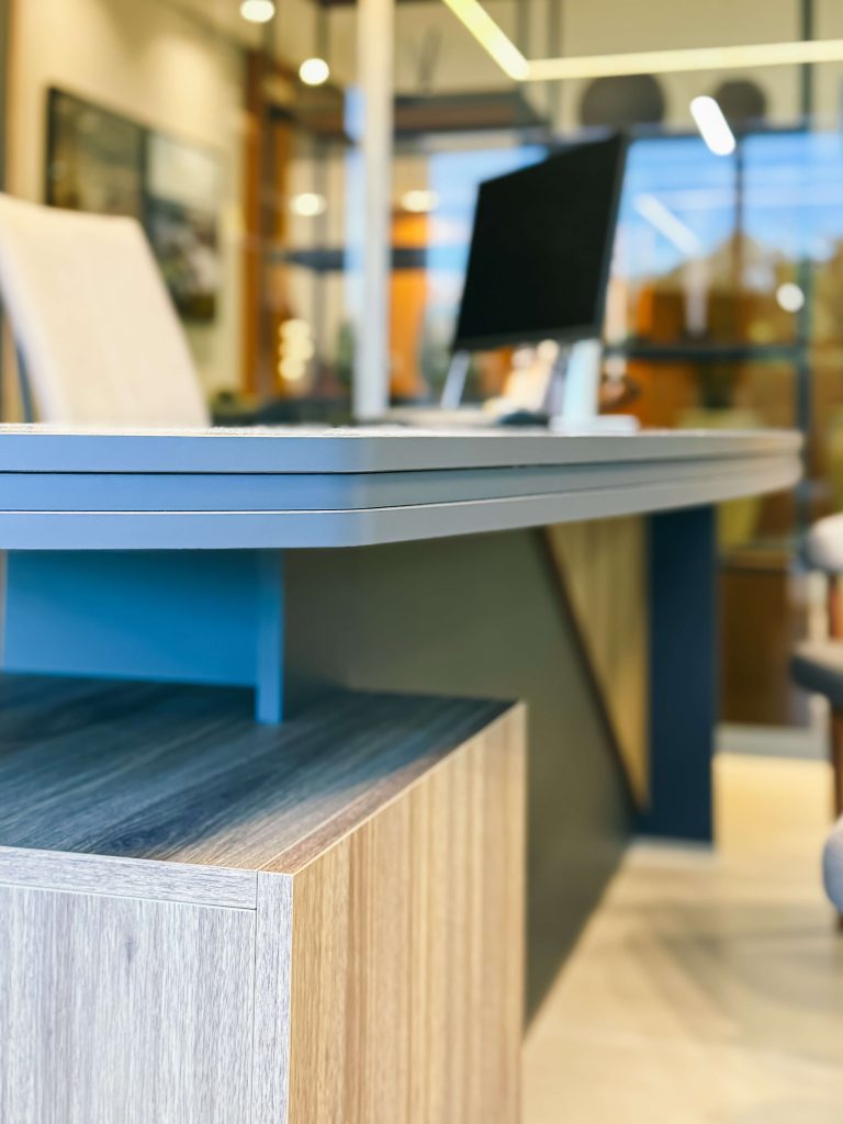 Ambientes corporativos personalizados de alto padrão - sala de diretoria executiva - sala masculina, cores escuras, tampo orgânico tendência curva