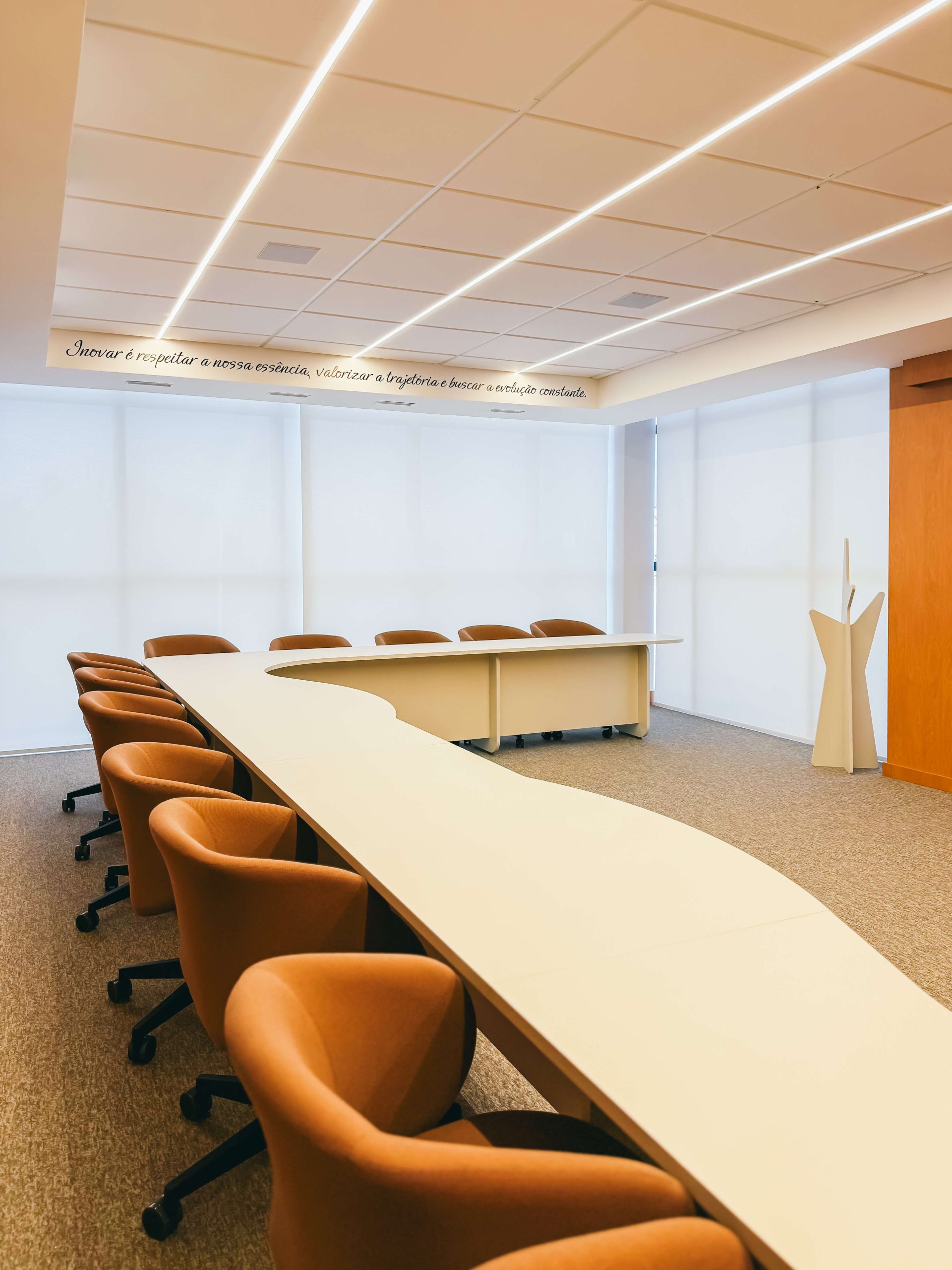 Ambientes corporativos personalizados de alto padrão - sala de reunião e treinamento tampos orgânicos