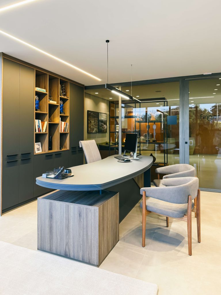 Ambientes corporativos personalizados de alto padrão - sala de diretoria executiva - sala masculina, cores escuras, tampo orgânico tendência curva