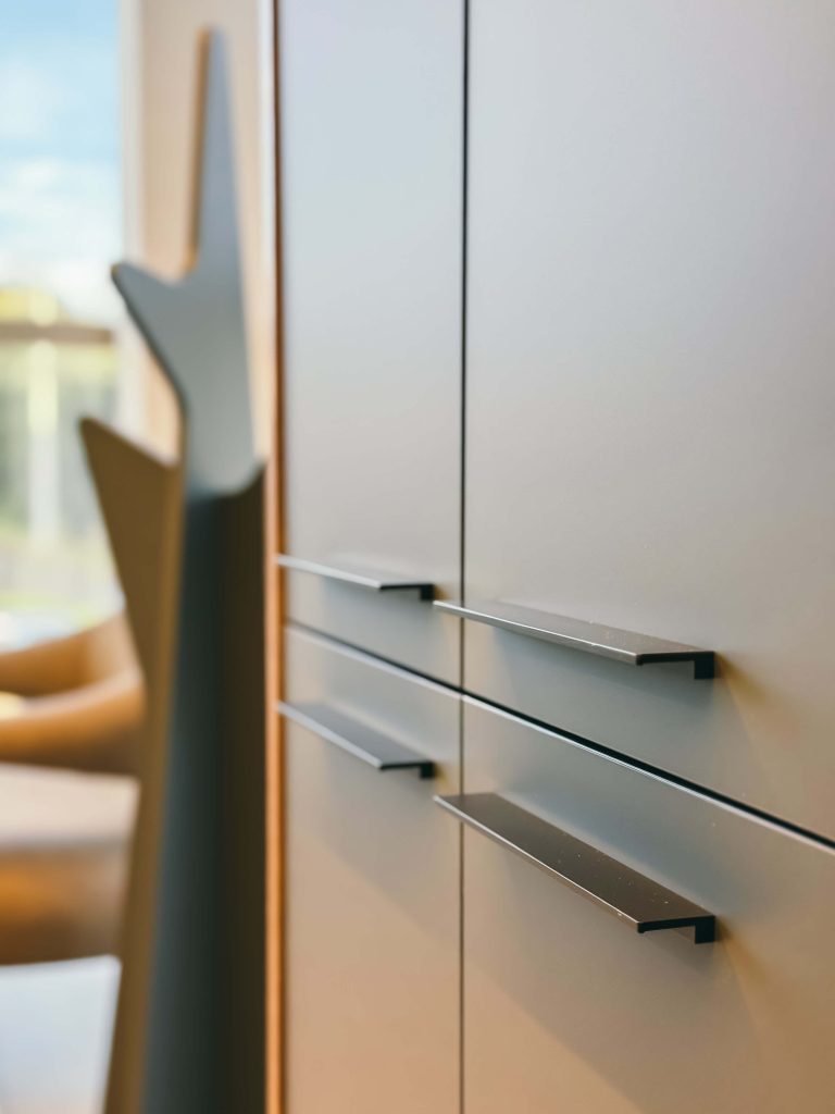 Detalhe puxador elegante e minimalista em tom escuro