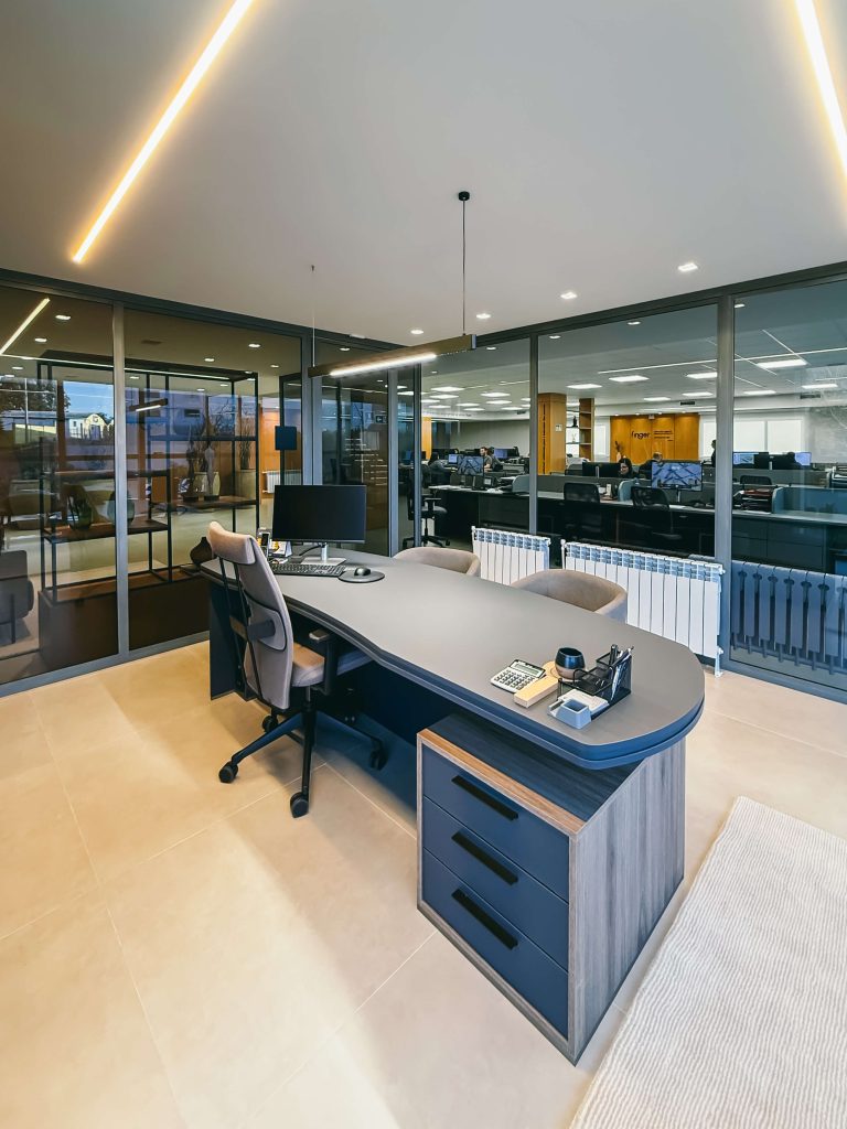 Ambientes corporativos personalizados de alto padrão - sala de diretoria executiva - sala masculina, cores escuras, tampo orgânico tendência curva