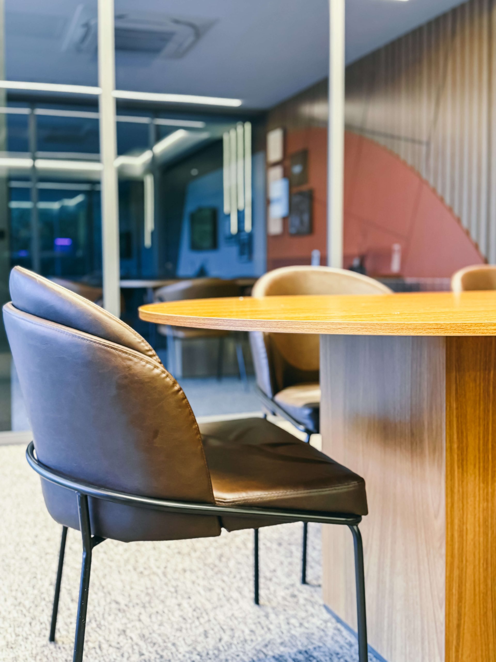 Ambientes corporativos personalizados de alto padrão - sala de reunião e treinamento tampos orgânicos - cor madeira - mesa de reunião oval. Escritório home office com bancada curva