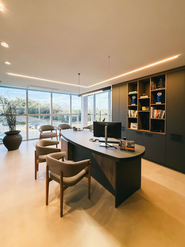Ambientes corporativos personalizados de alto padrão - sala de diretoria executiva - sala masculina, cores escuras, tampo orgânico tendência curva