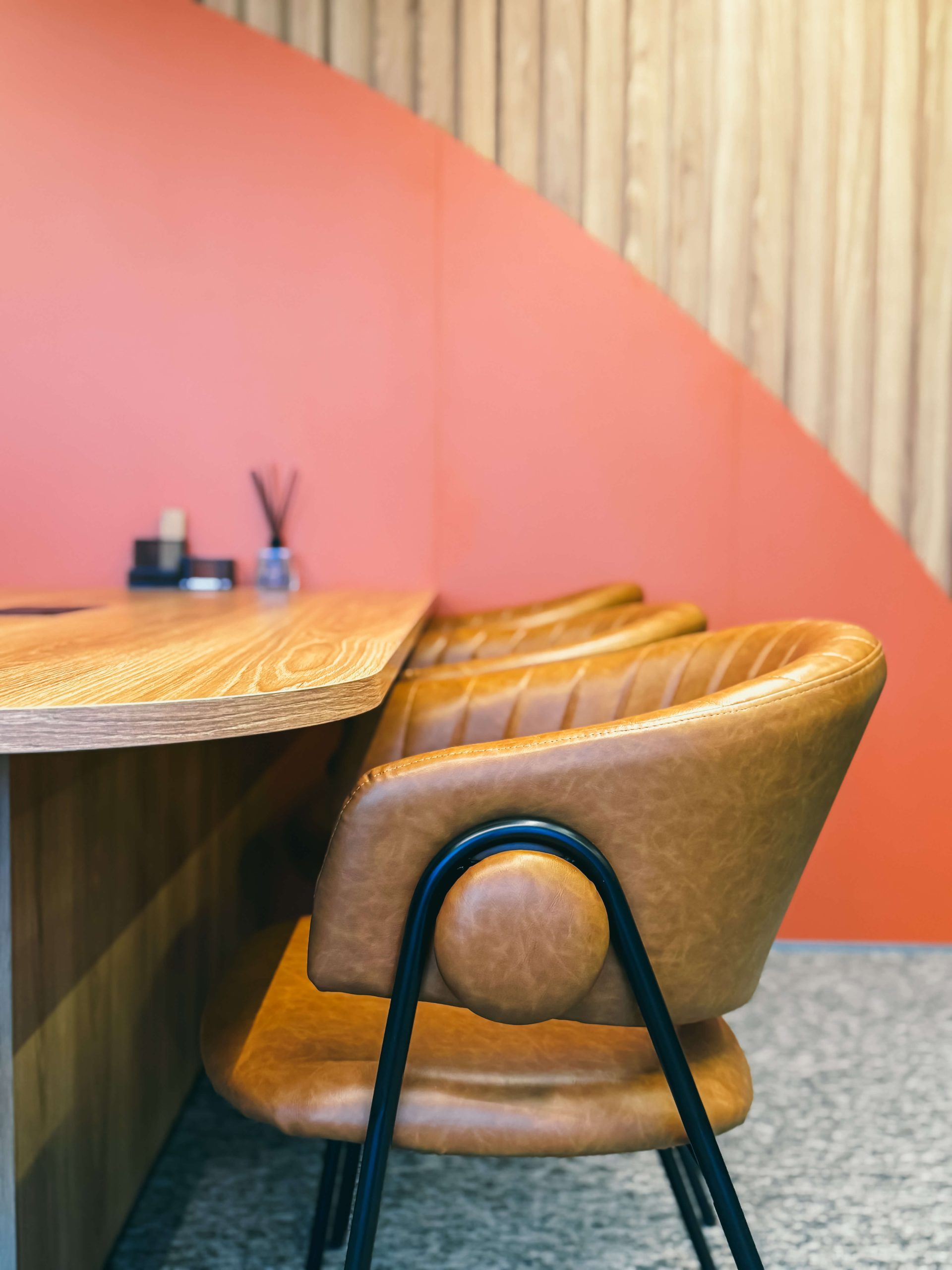 Ambientes corporativos personalizados de alto padrão - sala de reunião e treinamento tampos orgânicos - cor madeira e tom terroso, painel ripado. Escritório home office com bancada curva