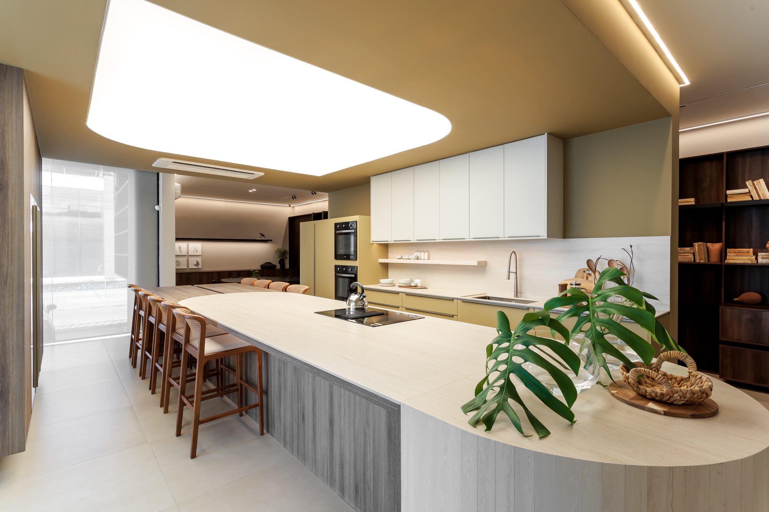 Finger: Loja de Maceió - ambientes personalizados e móveis planejados de alto padrão - cozinha contemporânea orgânica com cor cobre e madeira escura