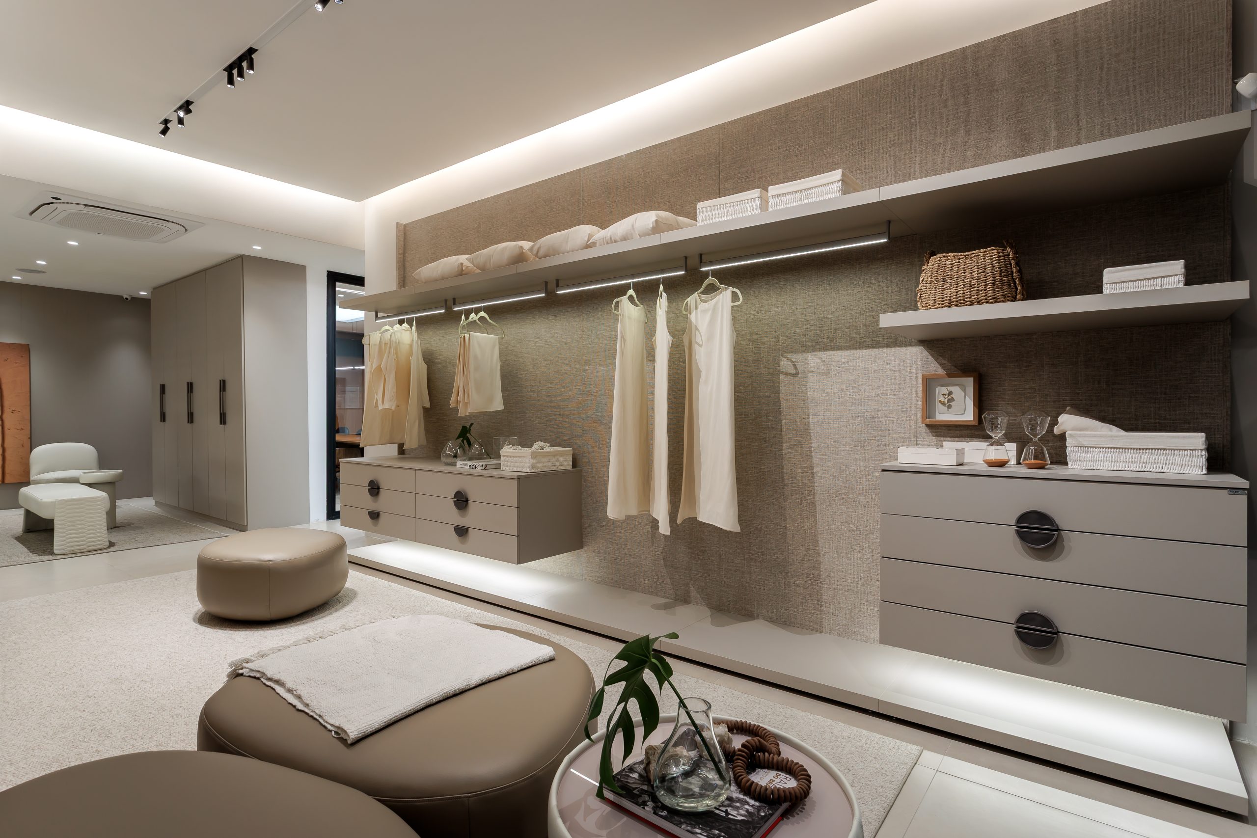 Finger: Loja de Maceió - ambientes personalizados e móveis planejados de alto padrão - closet contemporâneo de vidro - cabina di vetro - luxo