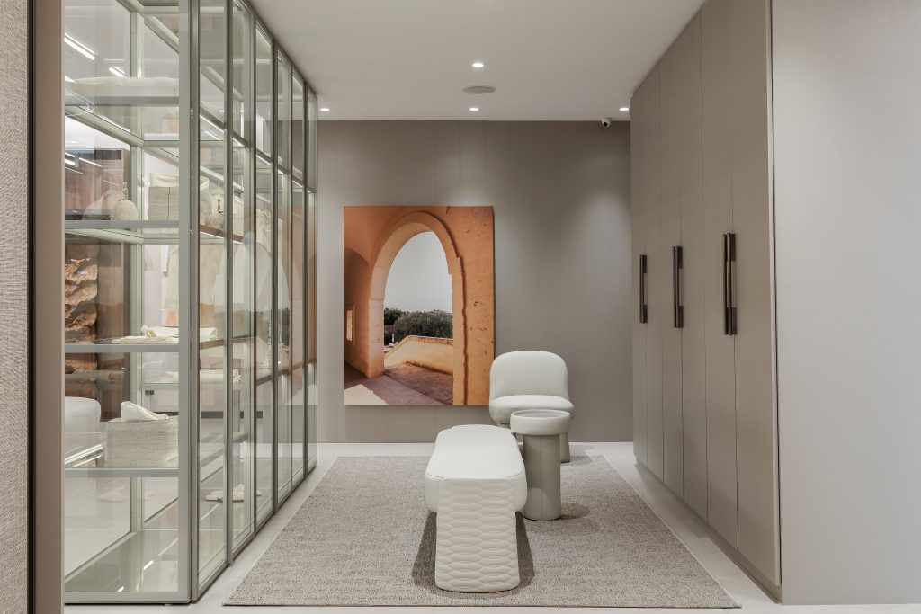 Finger: Loja de Maceió - ambientes personalizados e móveis planejados de alto padrão - closet contemporâneo de vidro - cabina di vetro - luxo