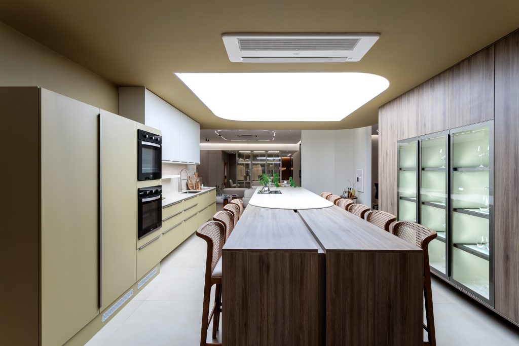 Finger: Loja de Maceió - ambientes personalizados e móveis planejados de alto padrão - cozinha contemporânea orgânica com cor cobre e madeira escura. Mesa para cozinha