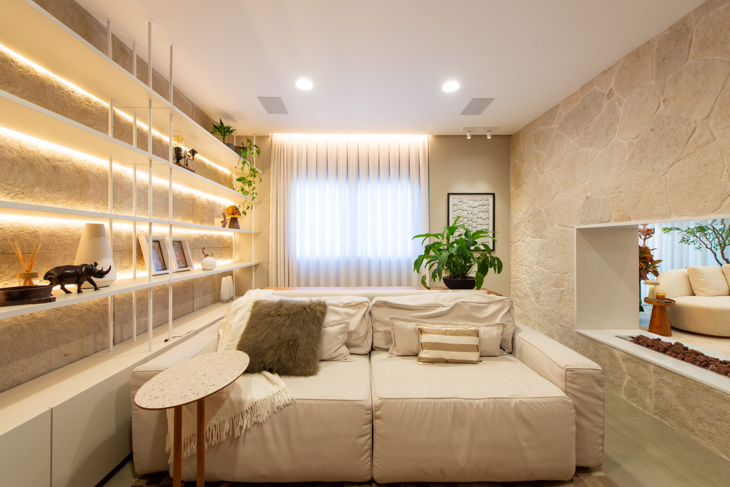 Sala íntima de estar com televisão - living - padrão haya - móveis planejados de alto padrão - ambientes personalizados de luxo
