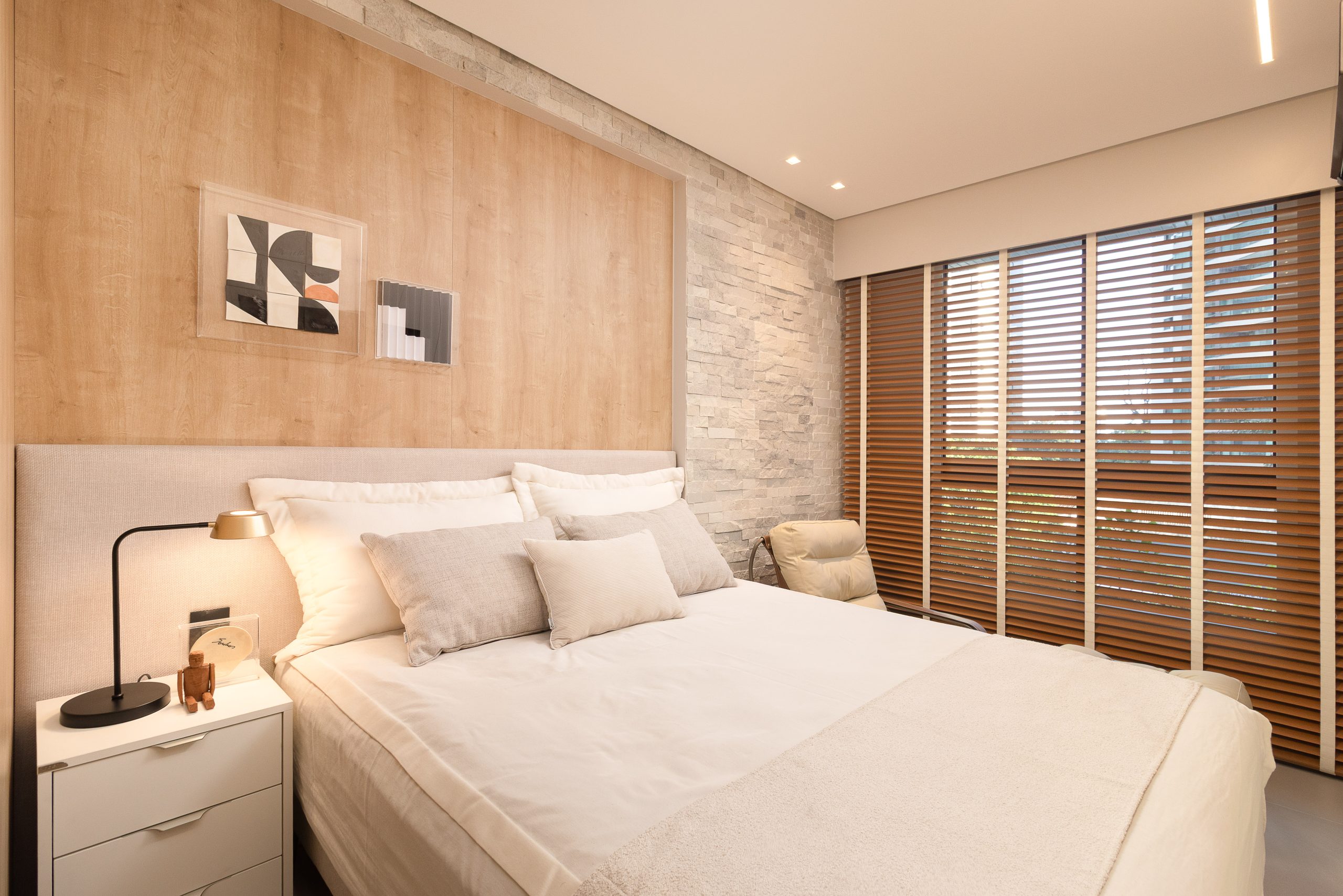 Dormitório planejado em tons claros - Berg (madeira clara) com mesa de cabeceira branca