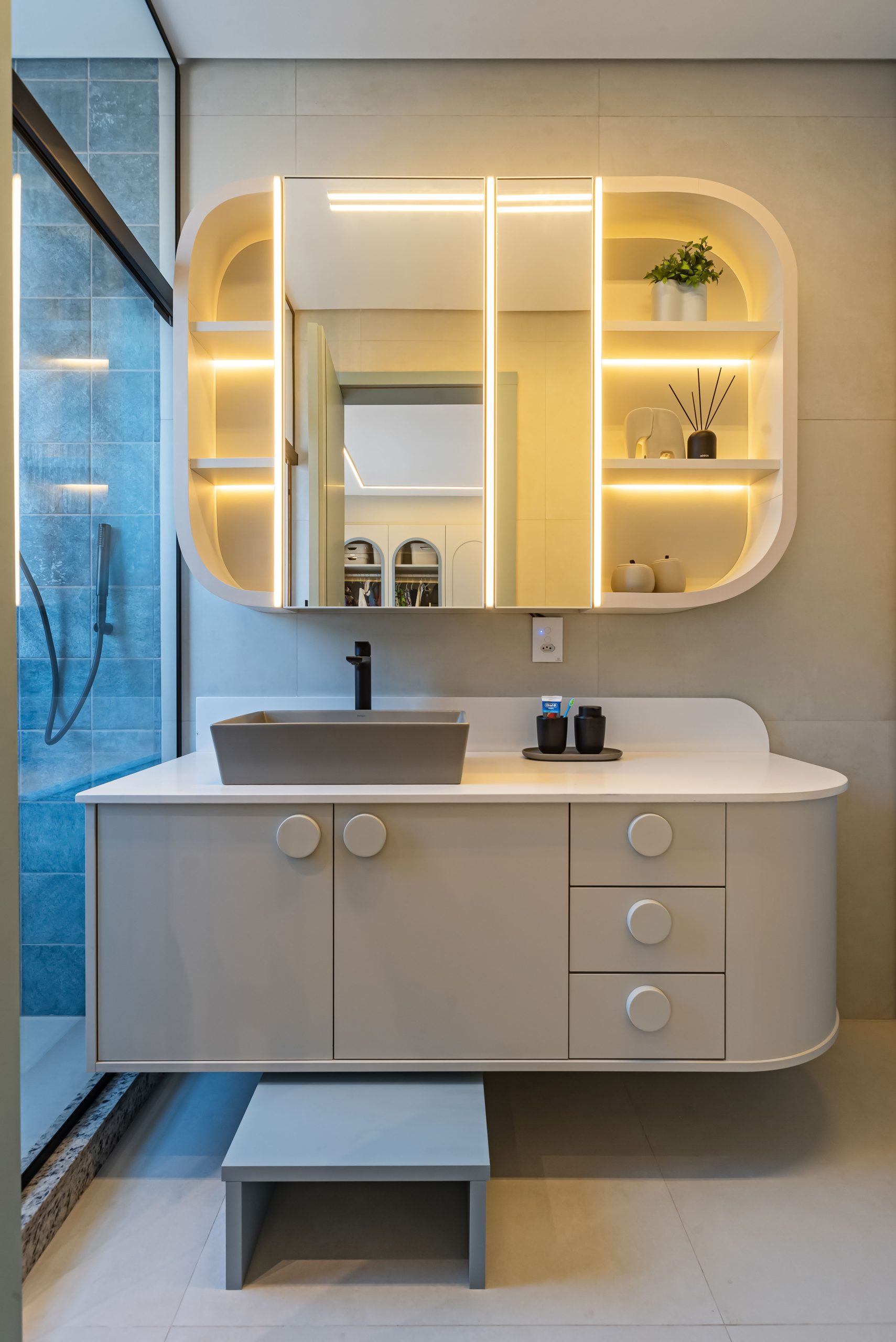 Banheiro Azul com bege - temática infantil lego - banheiro Frederico filho da leticia Stuchi - tendência orgânica