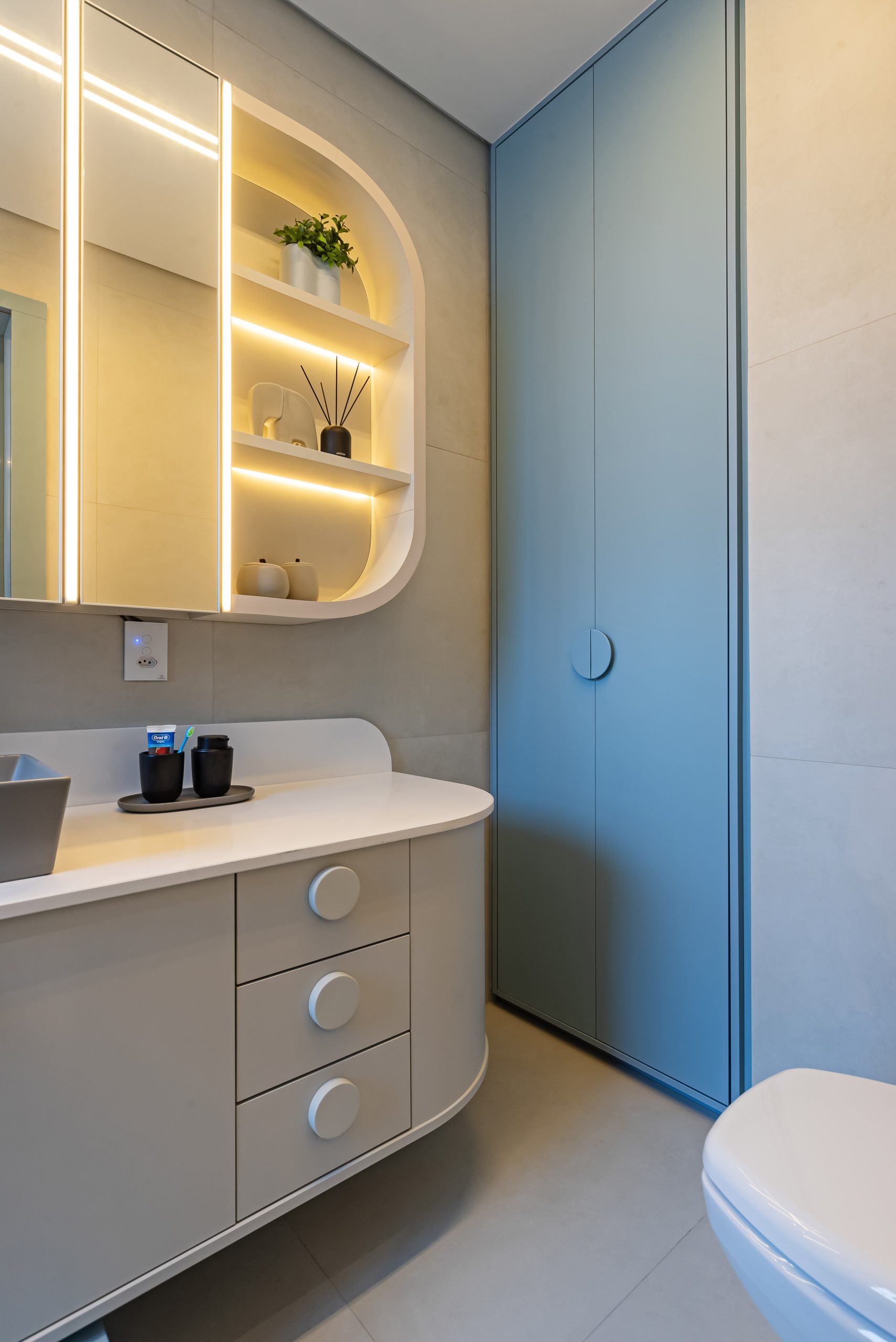 Banheiro Azul com bege - temática infantil lego - banheiro Frederico filho da leticia Stuchi - tendência orgânica