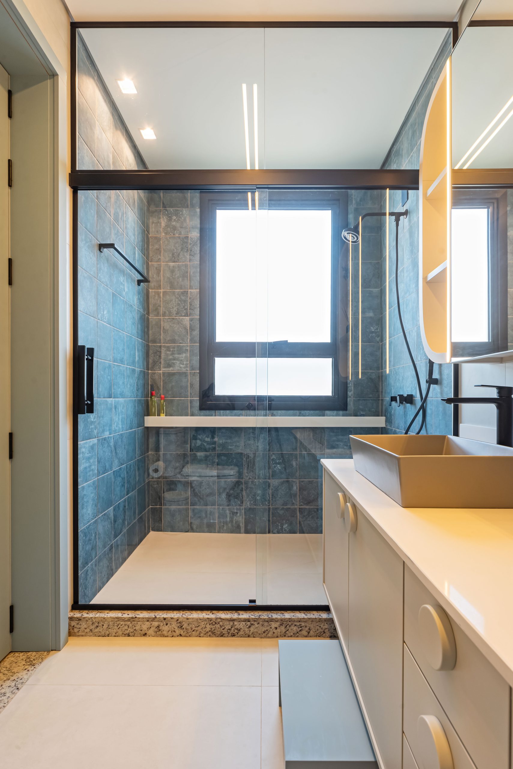 Banheiro Azul com bege - temática infantil lego - banheiro Frederico filho da leticia Stuchi - tendência orgânica