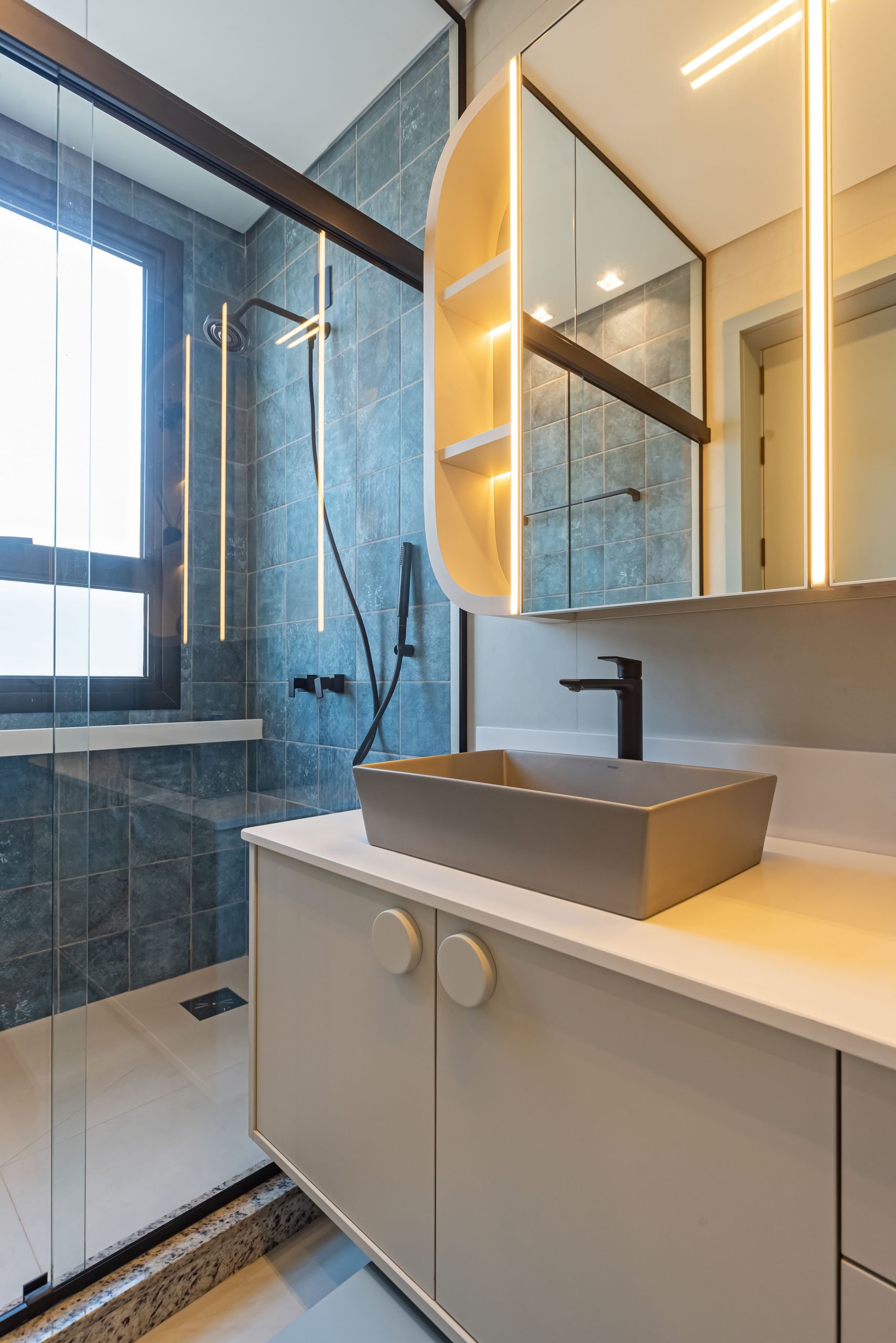 Banheiro Azul com bege - temática infantil lego - banheiro Frederico filho da leticia Stuchi - tendência orgânica