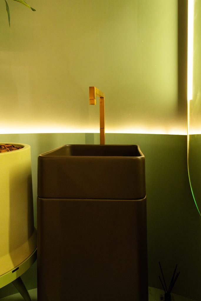 Banheiro com cuba de piso para banheiro. 