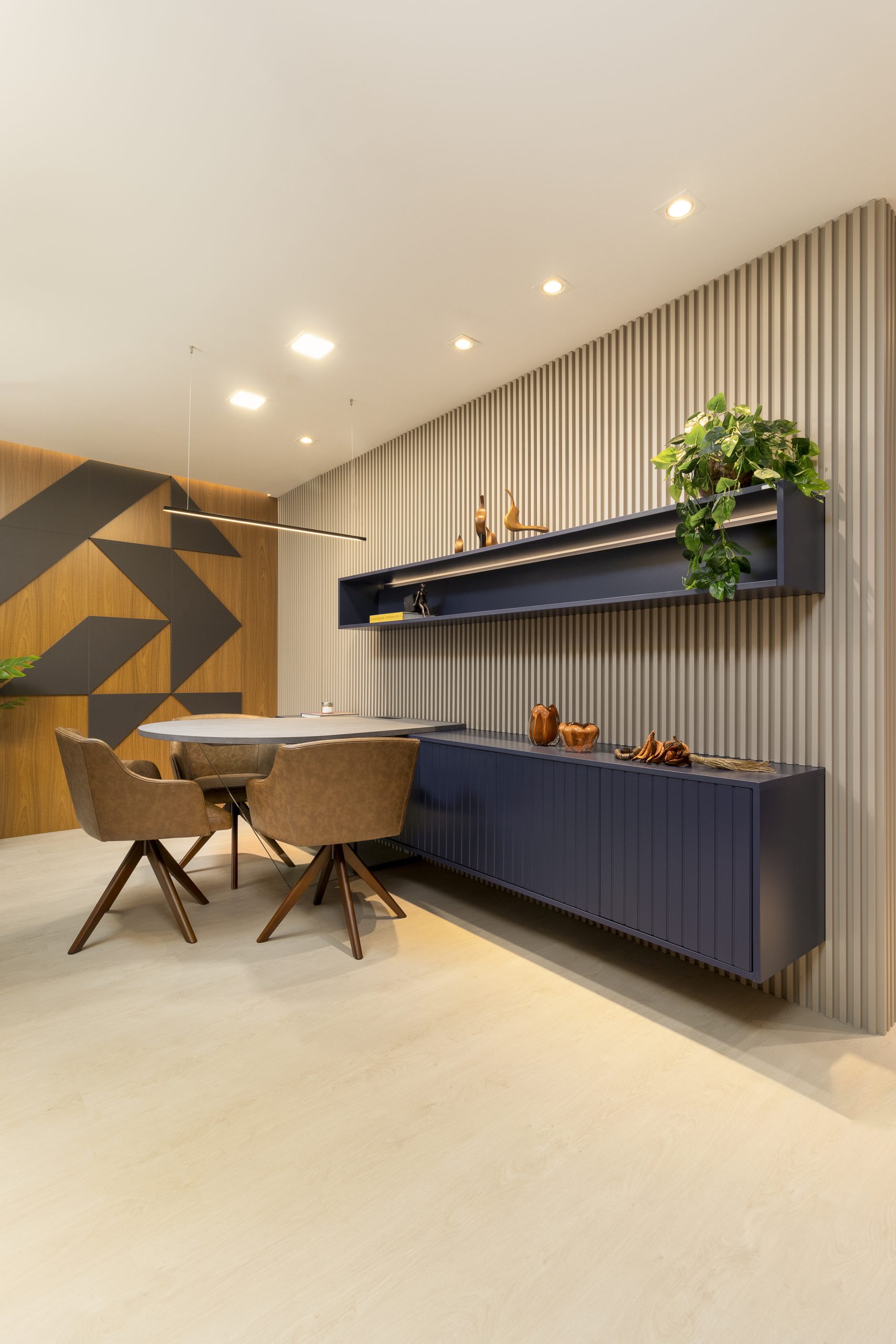 Escritório Moderno Corporativo com formas orgânicas, móveis planejados e ambientes personalizados de alto padrão, com mobiliário aquecido, tom de madeira - ante sala - madeira e azul escuro