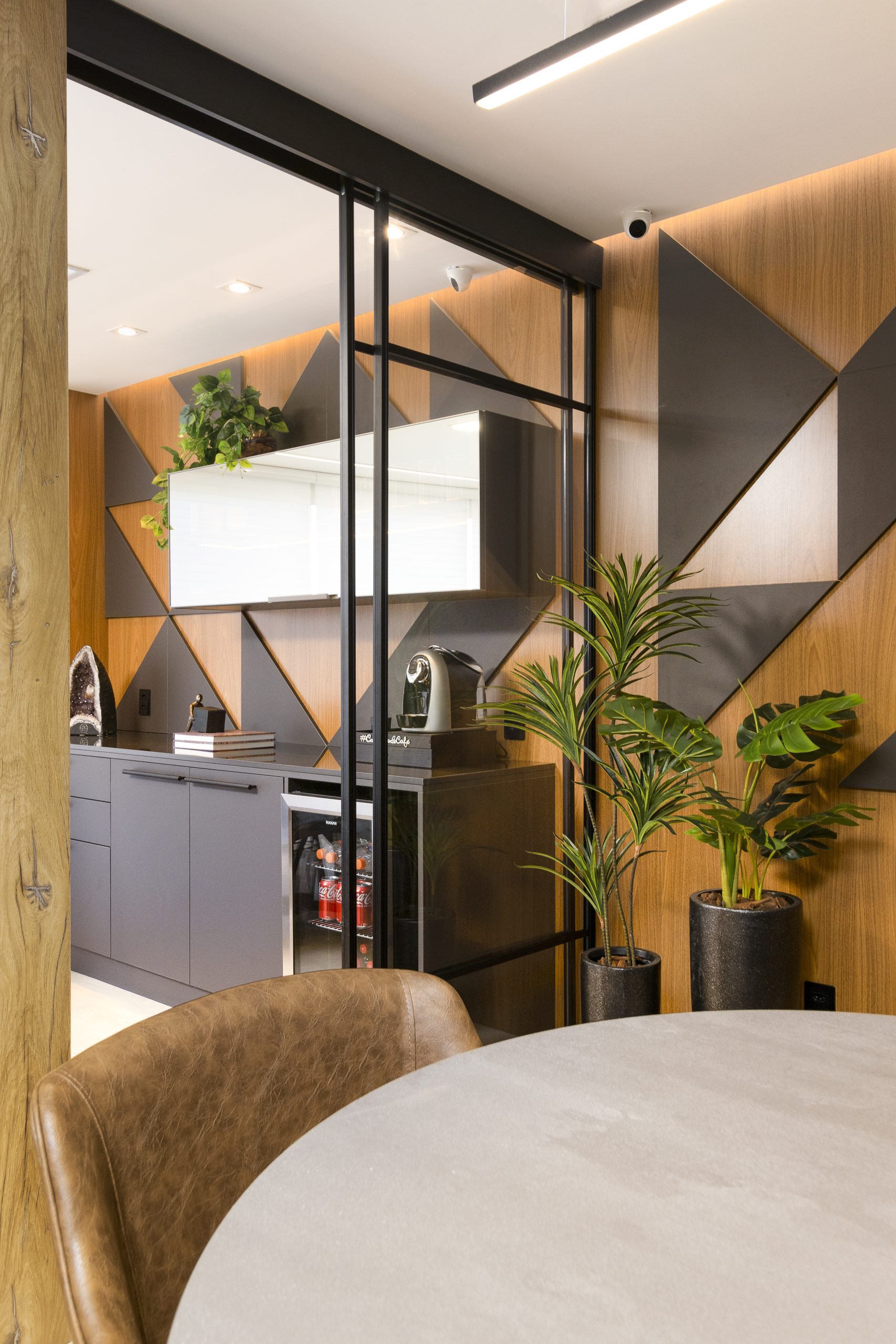 Escritório Moderno Corporativo com formas orgânicas, móveis planejados e ambientes personalizados de alto padrão, com mobiliário aquecido, tom de madeira