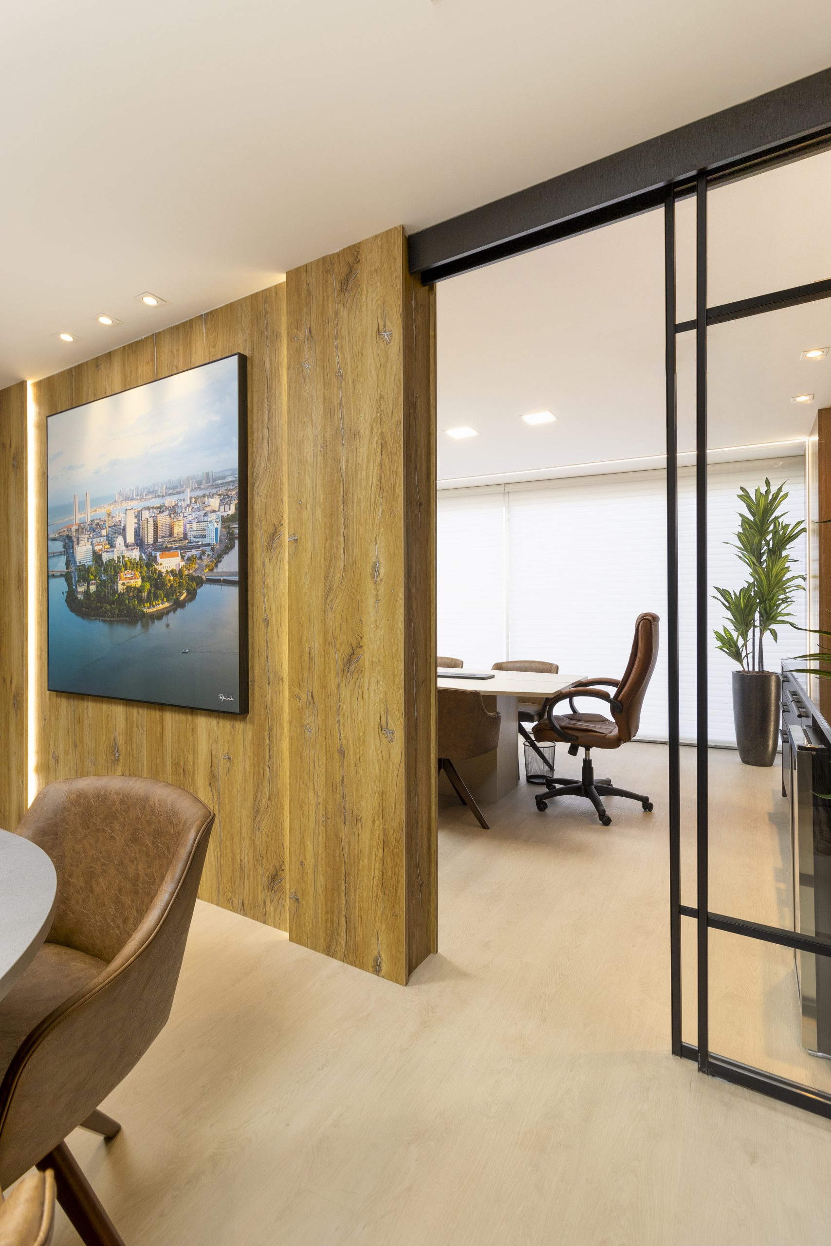 Escritório Moderno Corporativo com formas orgânicas, móveis planejados e ambientes personalizados de alto padrão, com mobiliário aquecido, tom de madeira