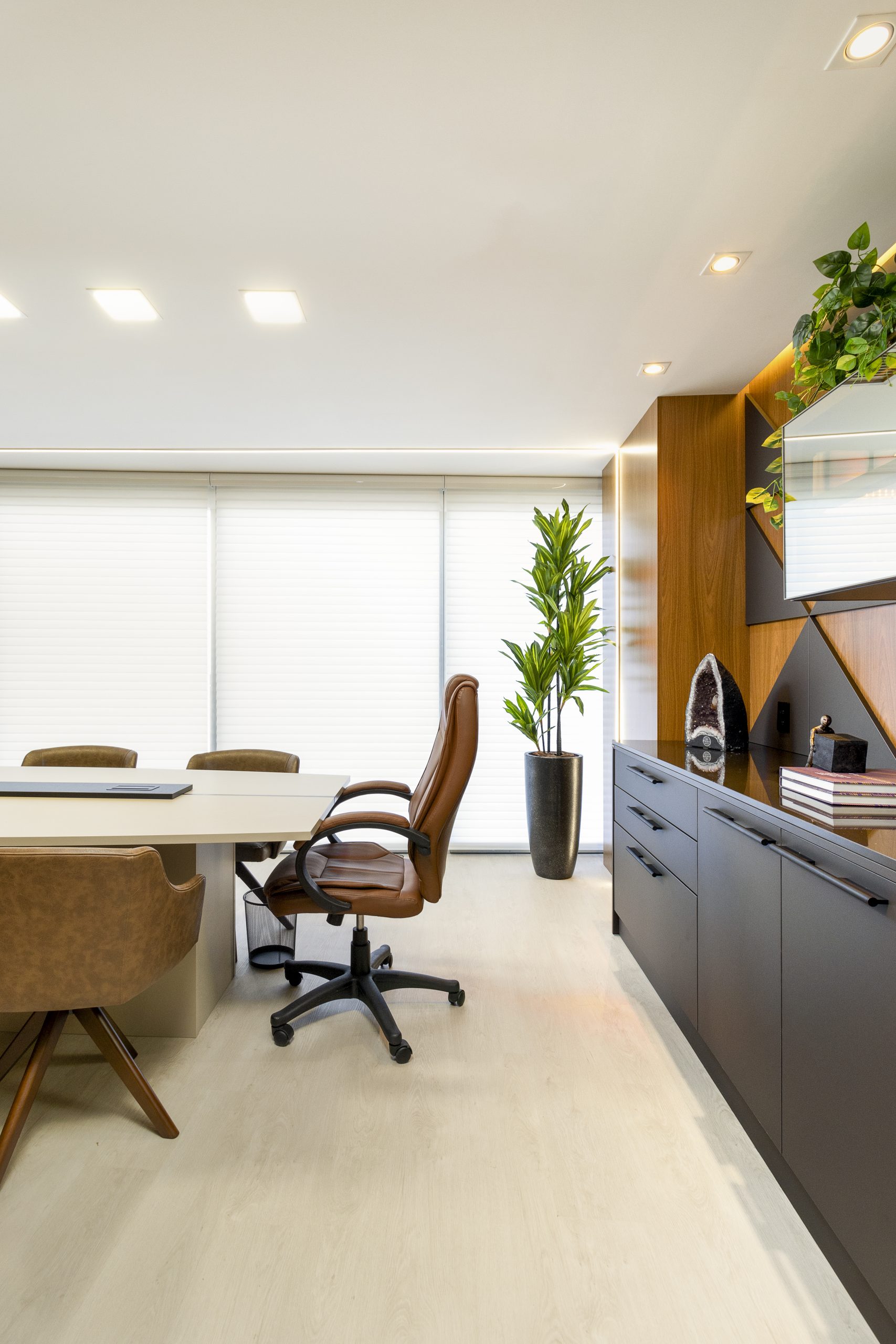 Escritório Moderno Corporativo com formas orgânicas, móveis planejados e ambientes personalizados de alto padrão, com mobiliário aquecido, tom de madeira