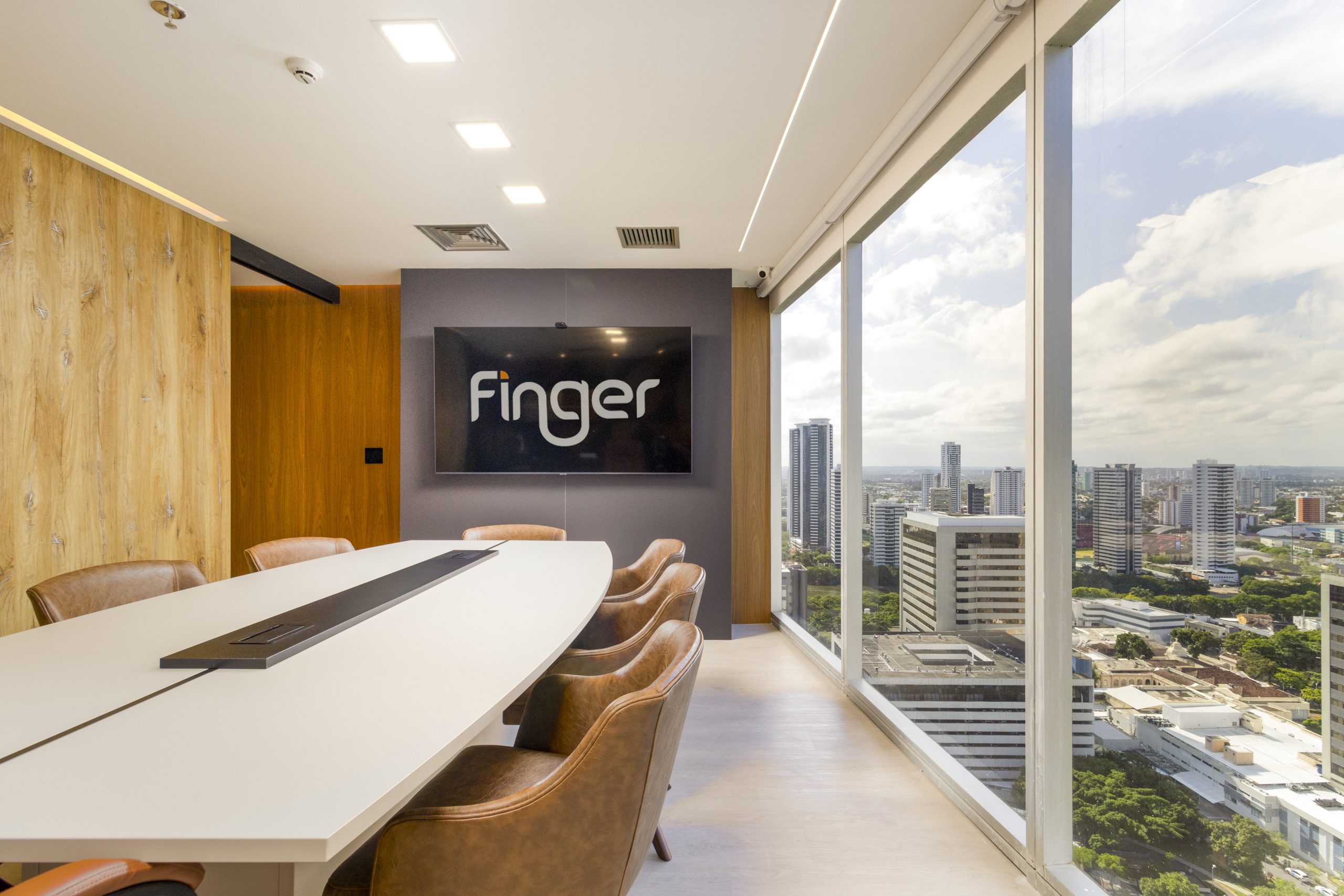 Escritório Moderno Corporativo com formas orgânicas, móveis planejados e ambientes personalizados de alto padrão, com mobiliário aquecido, tom de madeira - mesa redonda