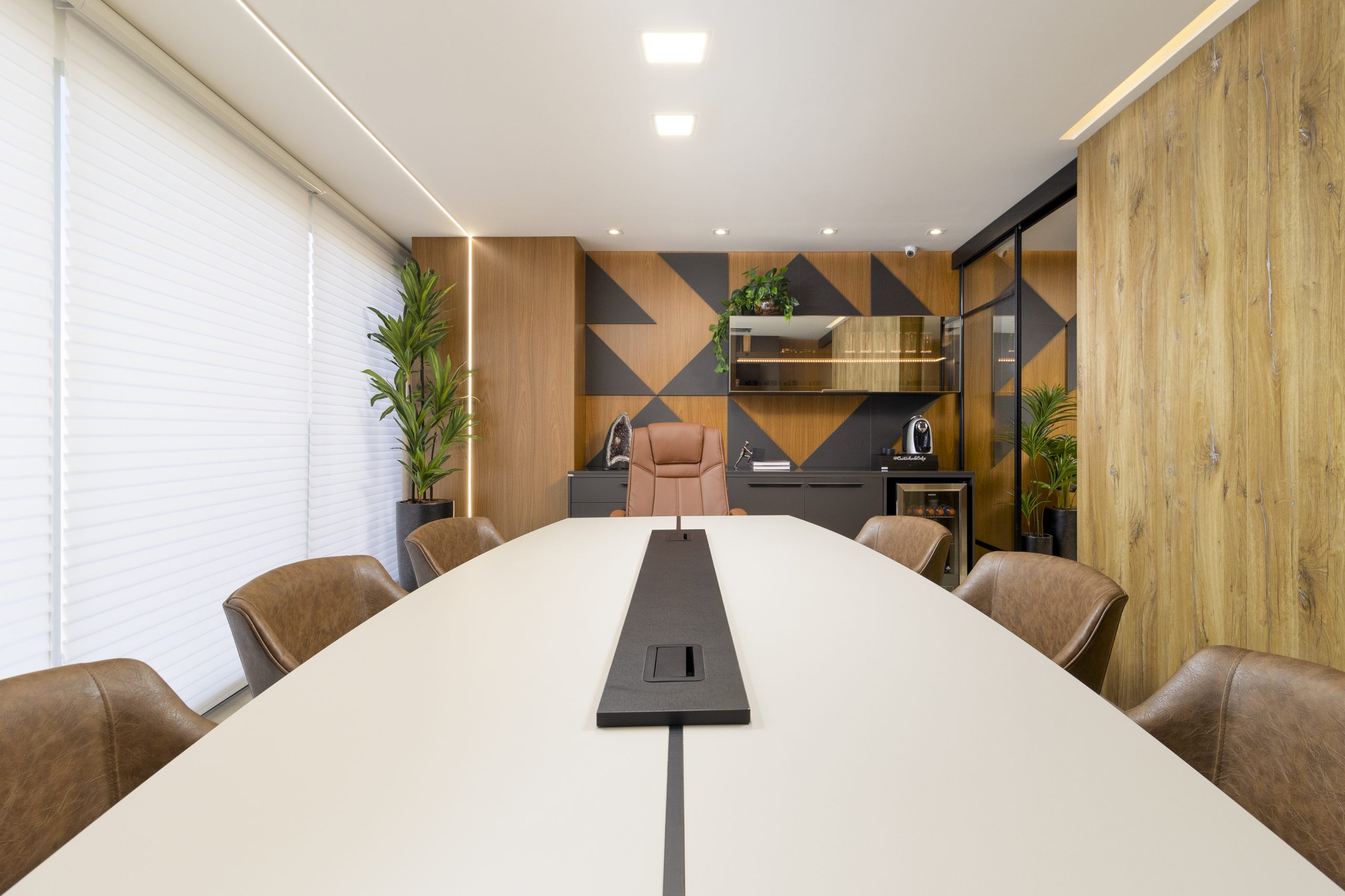 Escritório Moderno Corporativo com formas orgânicas, móveis planejados e ambientes personalizados de alto padrão, com mobiliário aquecido, tom de madeira