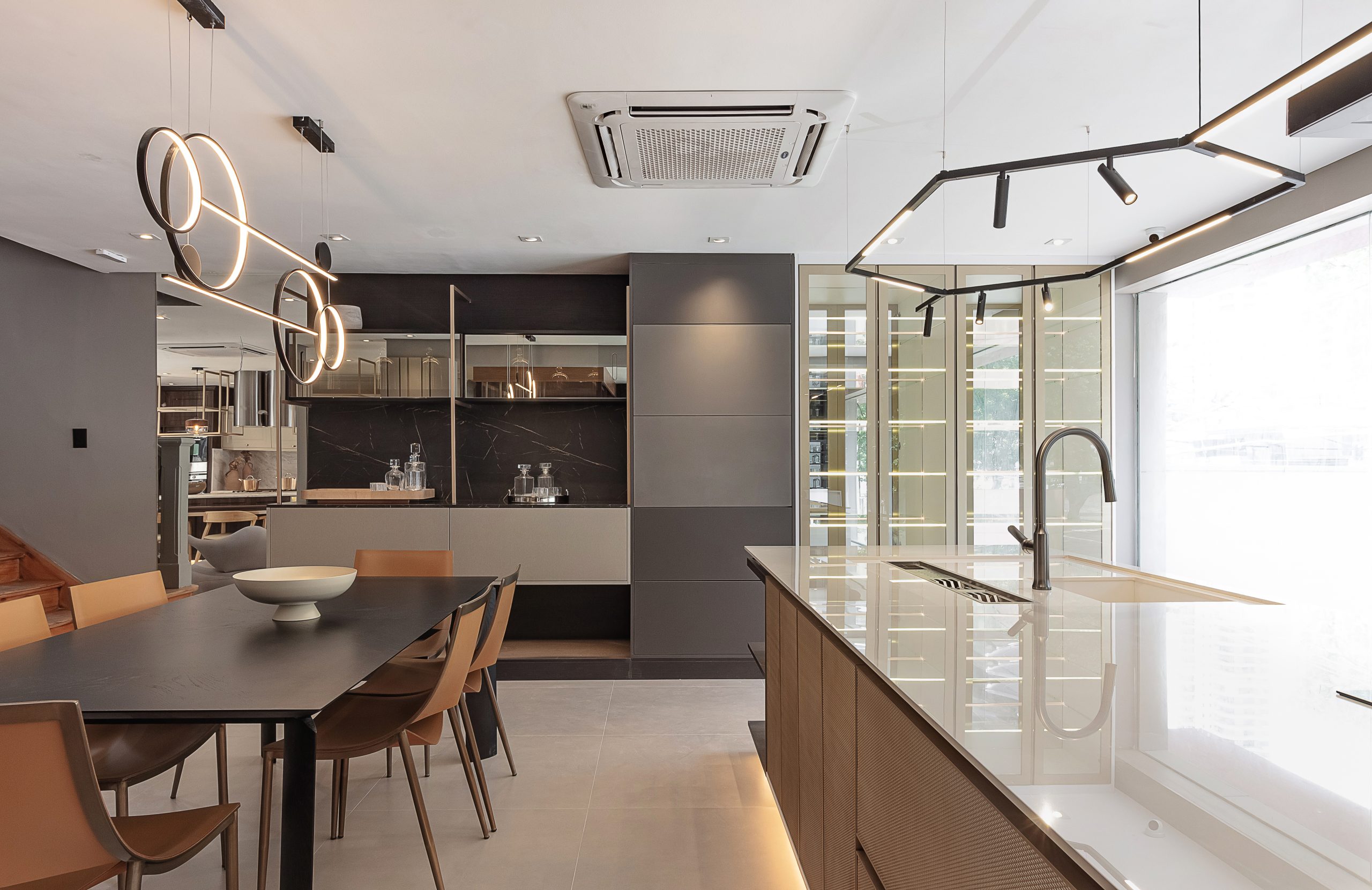 Cozinha com Ilha, Cristaleira e Adega de luxo em tom claro. Detalhes em dourado.