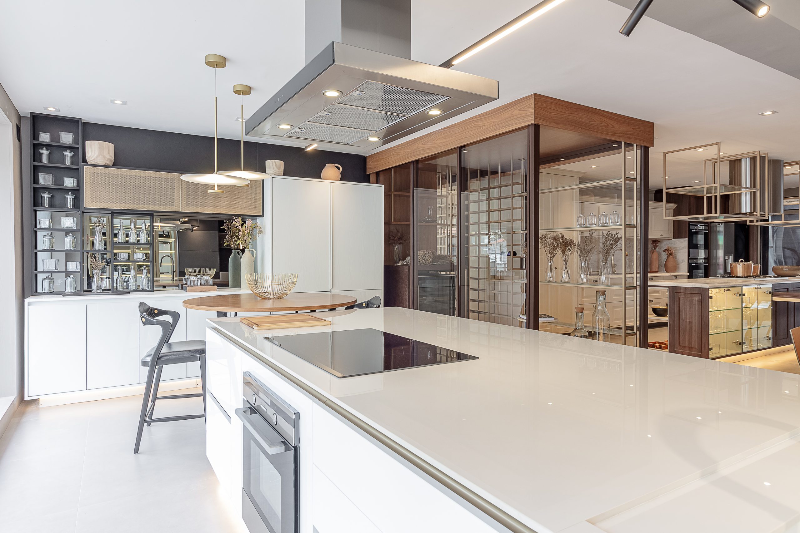 Cozinha com Ilha, Cristaleira e Adega de luxo em tom claro. Detalhes em dourado.