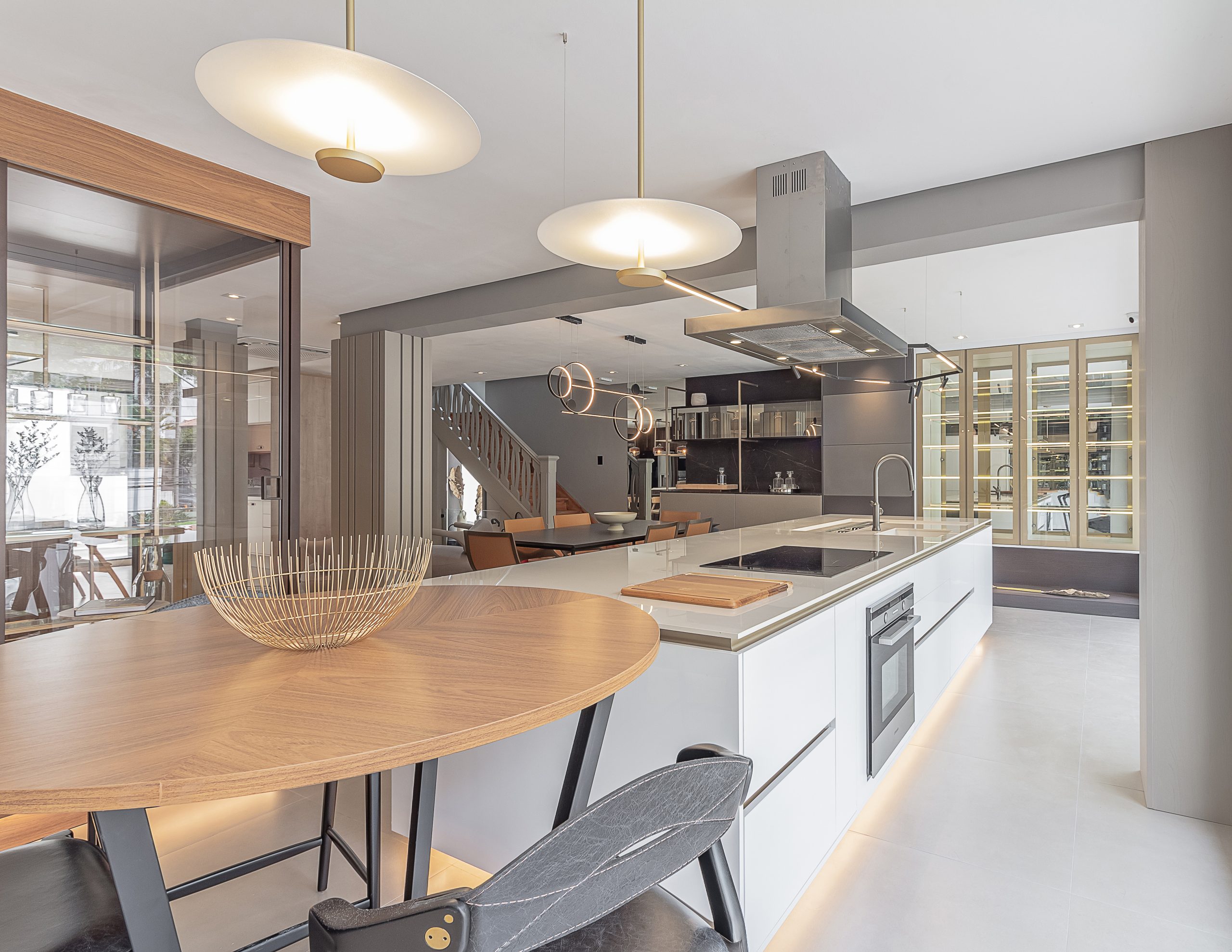 Cozinha com Ilha, Cristaleira e Adega de luxo em tom claro. Detalhes em dourado.