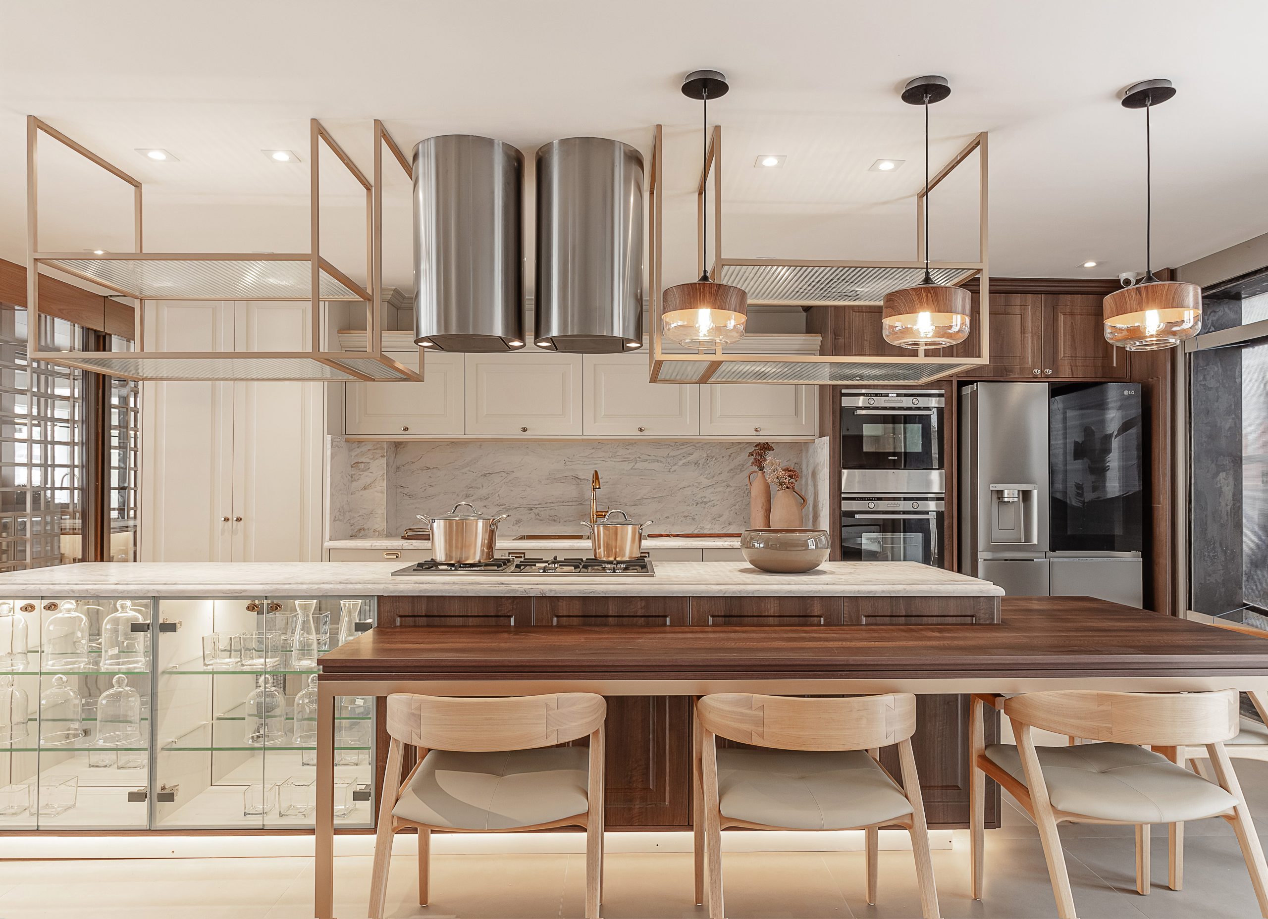 Cozinha Provençal - Estilo Clássico - Padrões Canyon com Ivory - Cloud Dancer Pantone