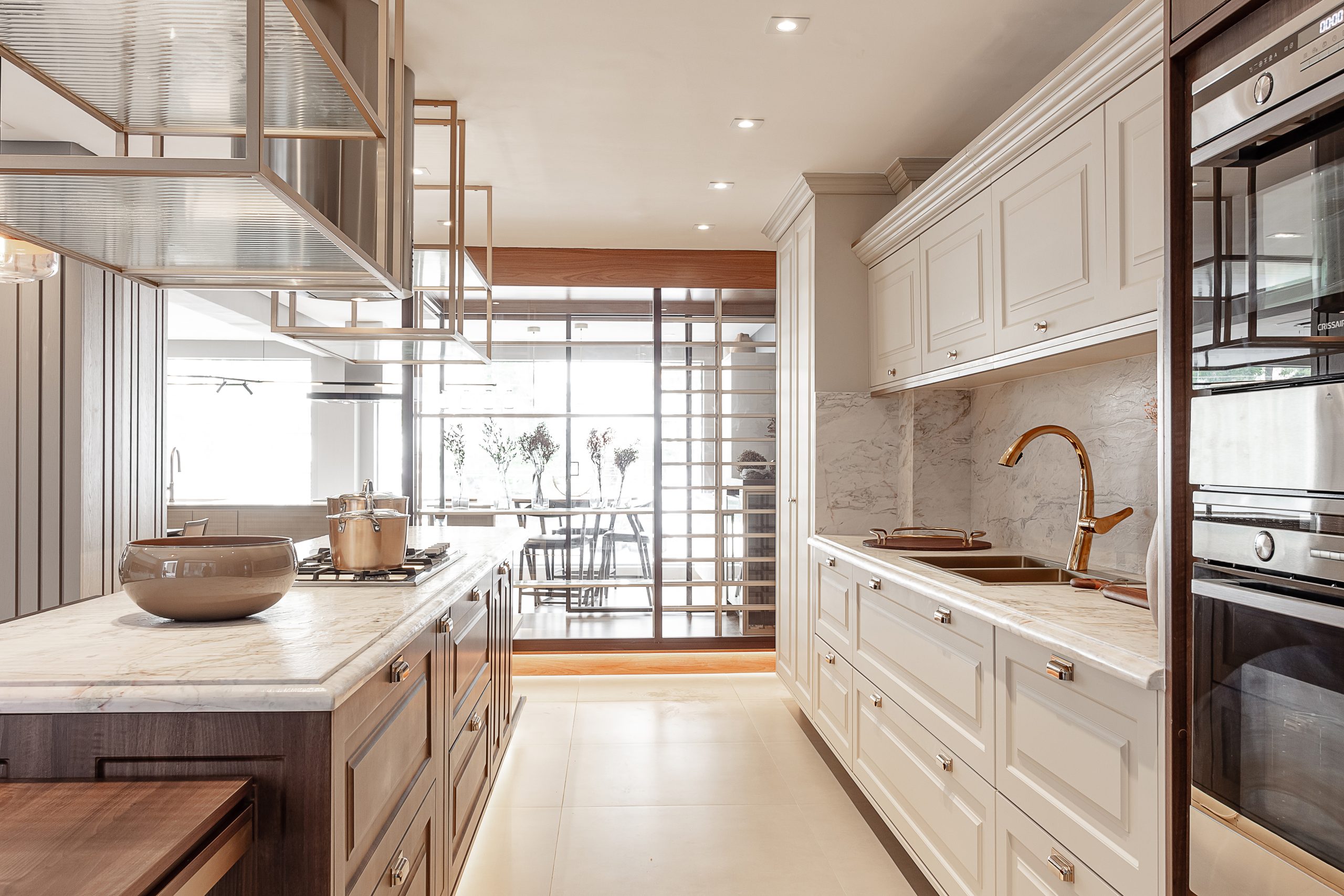 Cozinha Provençal - Estilo Clássico - Padrões Canyon com Ivory - Cloud Dancer Pantone