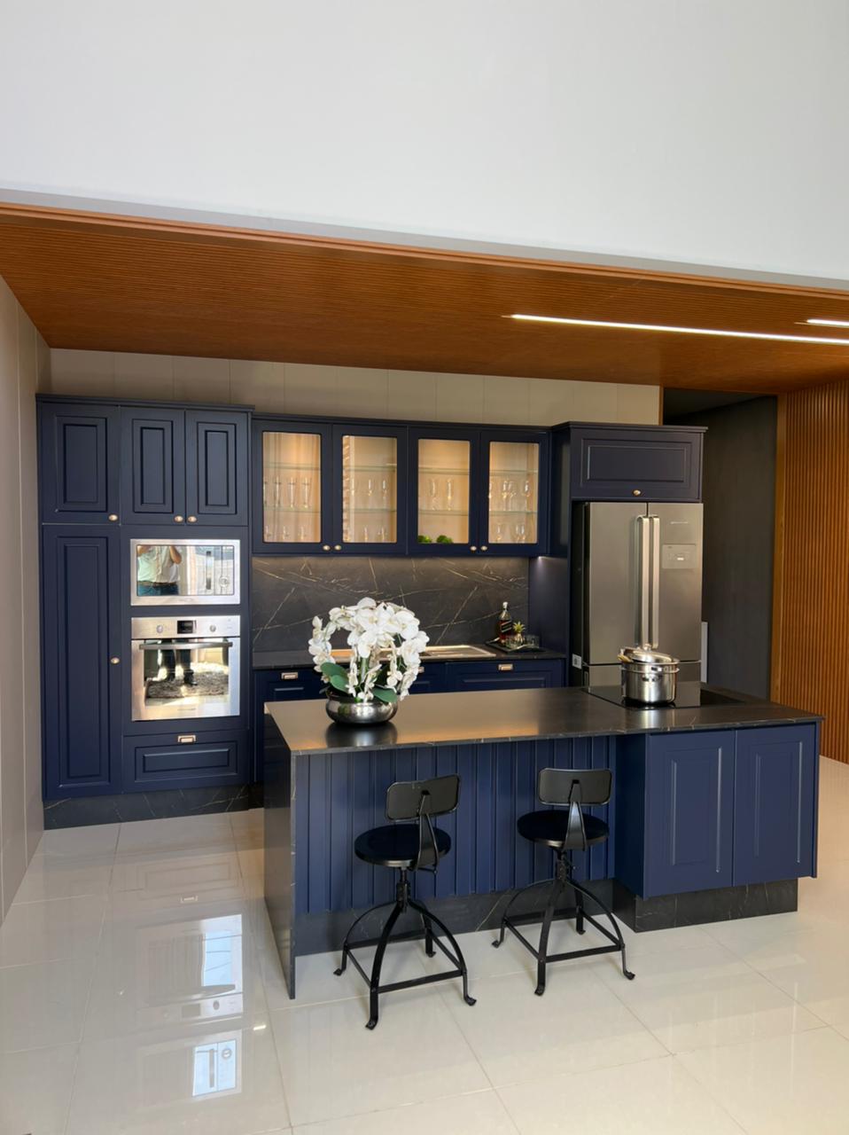 Cozinha Provençal Azul Bic com Freijó