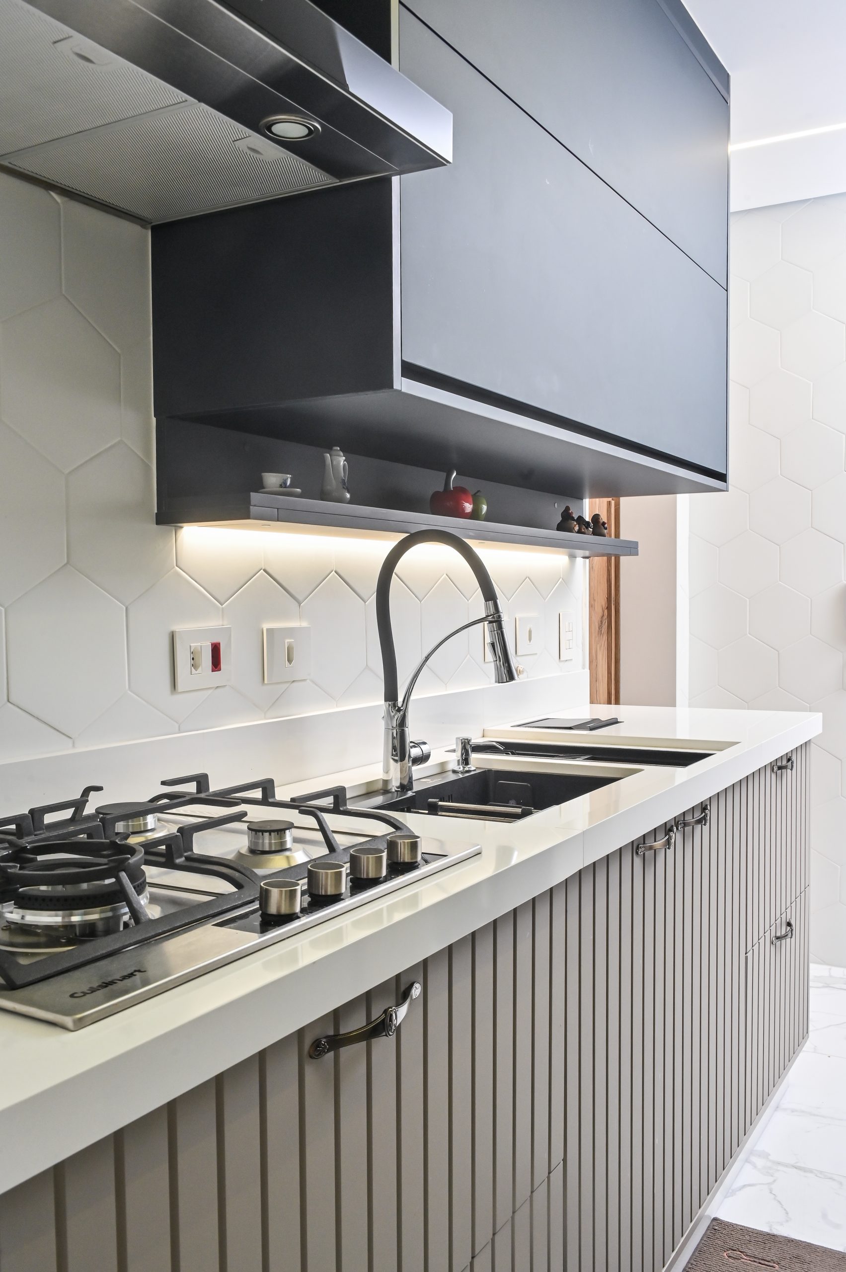 Cozinha Azul Escuro com detalhe latão no mobiliário