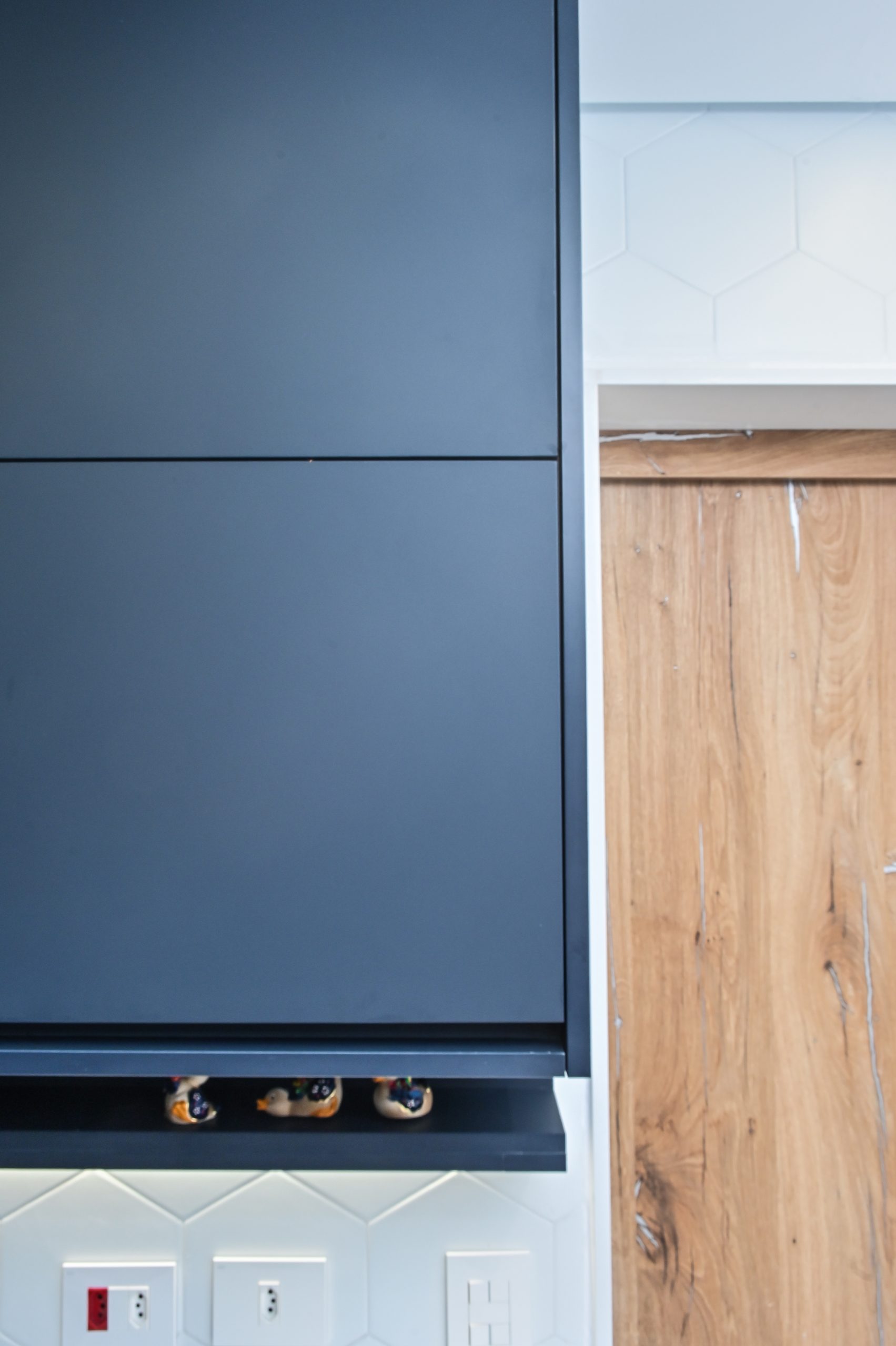 Cozinha Azul Escuro com detalhe latão no mobiliário