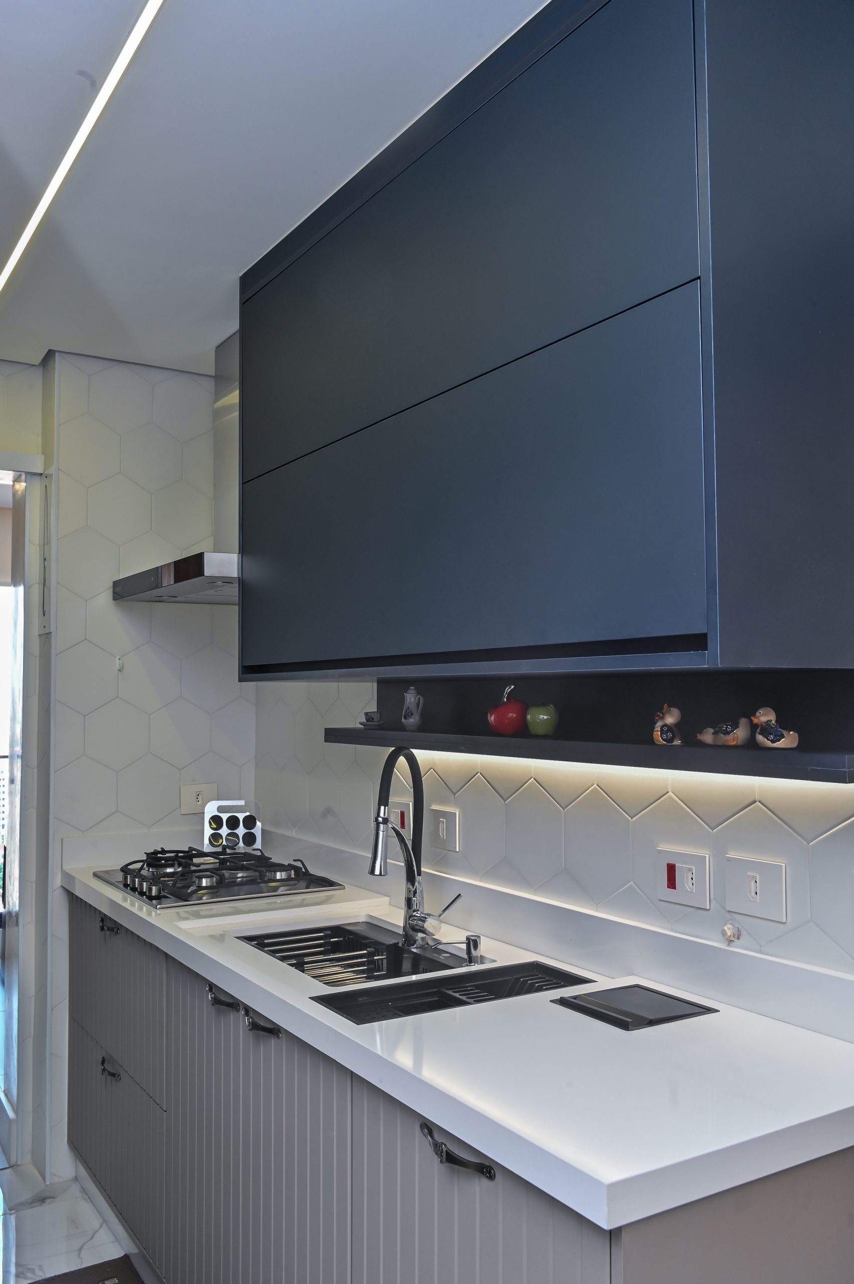 Cozinha Azul Escuro com detalhe latão no mobiliário