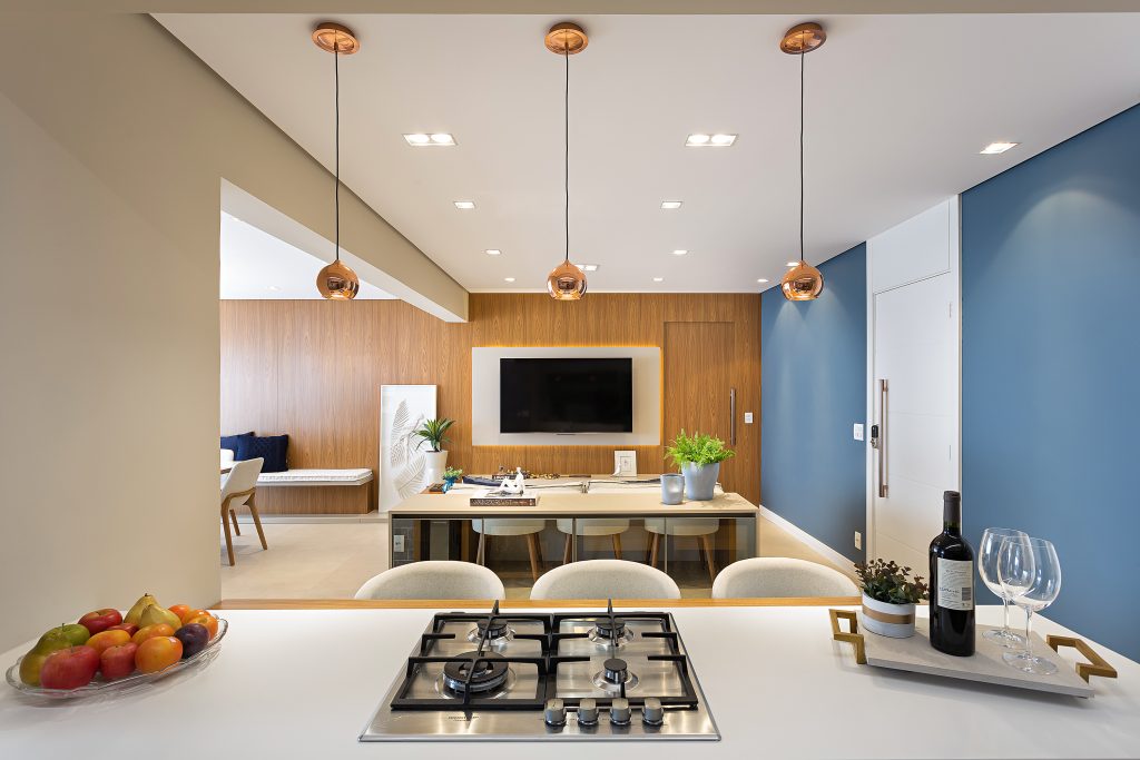 Cozinha em tons claro com parede azul