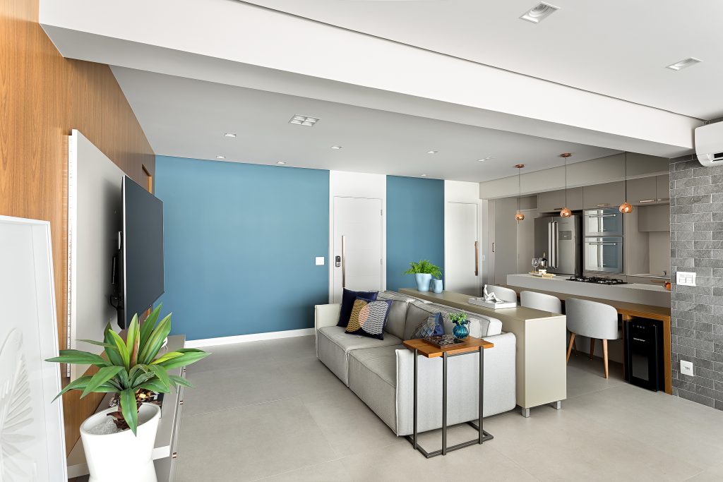 Cozinha em tons claro com parede azul