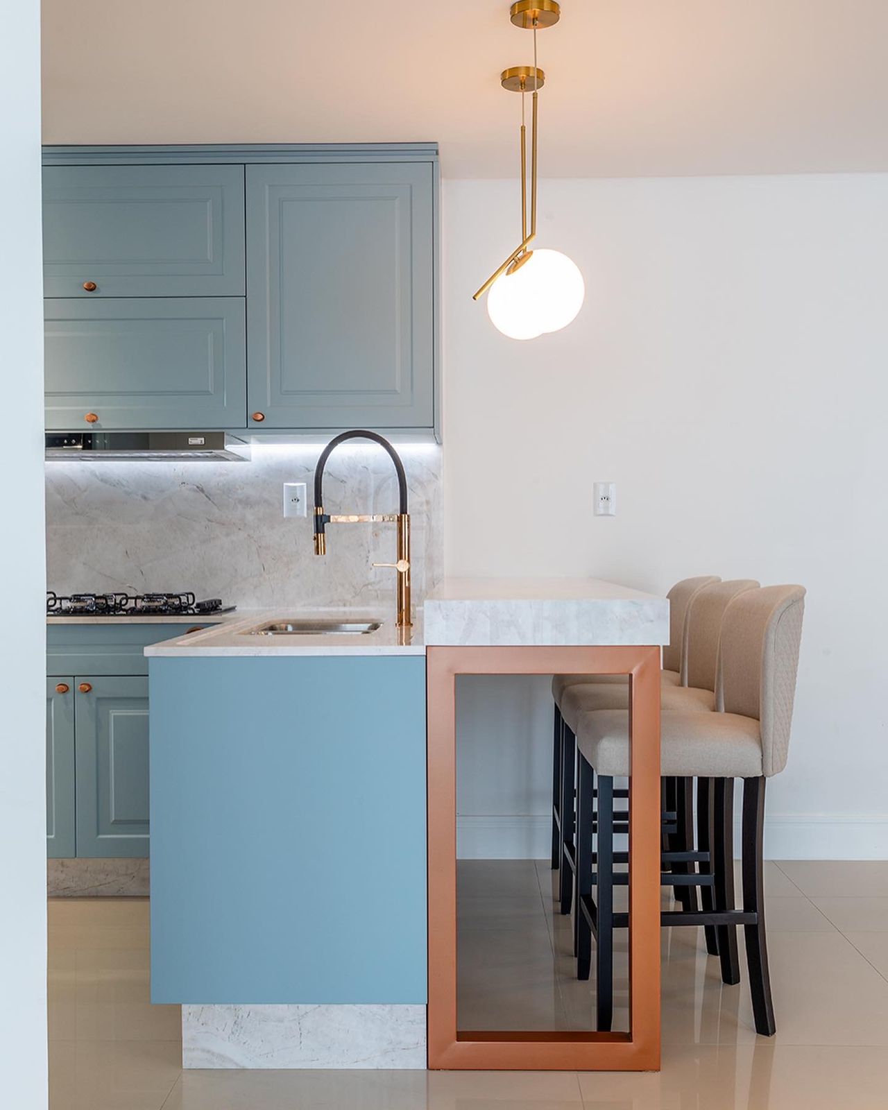 Cozinha delicada e provençal no azul claro com detalhes em cobre, off white e nude.