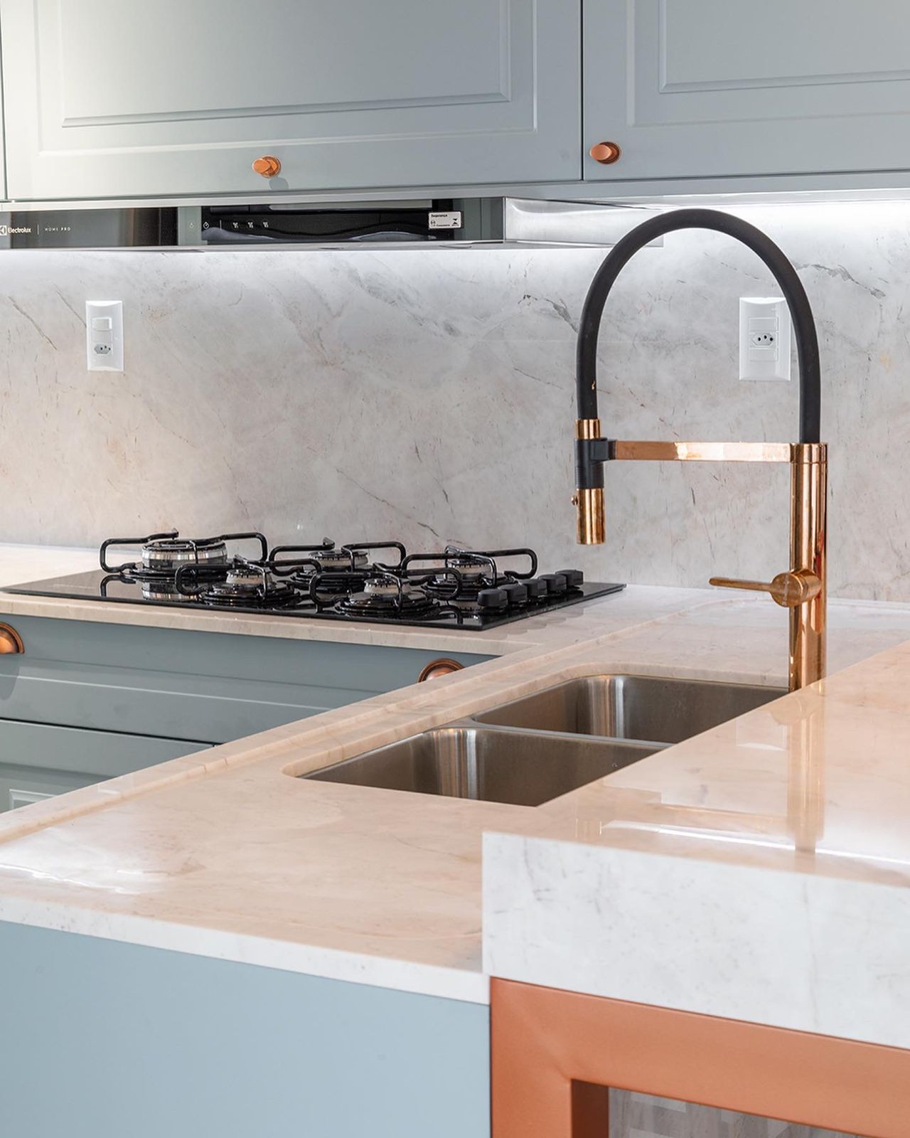 Cozinha delicada e provençal no azul claro com detalhes em cobre, off white e nude. Cozinha planejada de canto